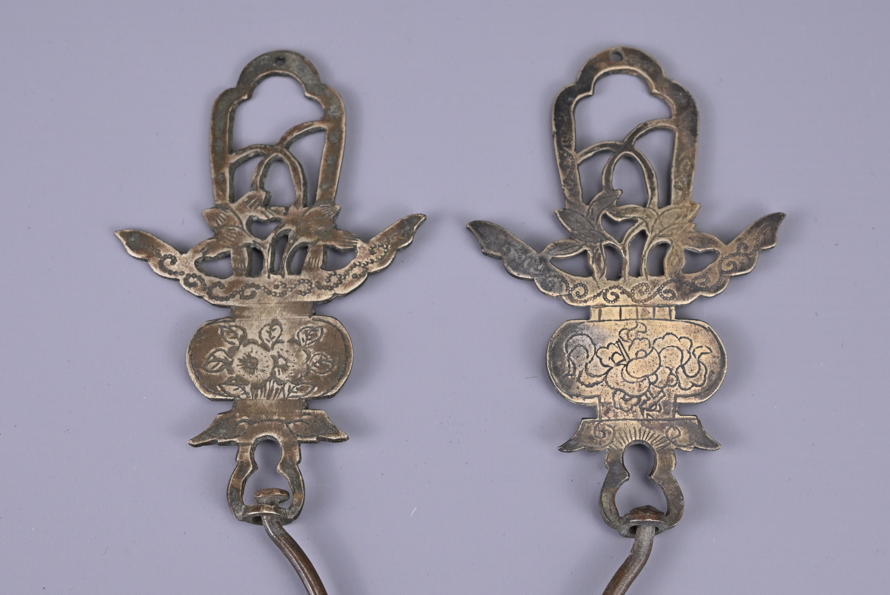 A PAIR OF CHINESE HOOKS, PROBABLY FOR BIRDCAGE, EARLY 20TH CENTURY - Image 2 of 4