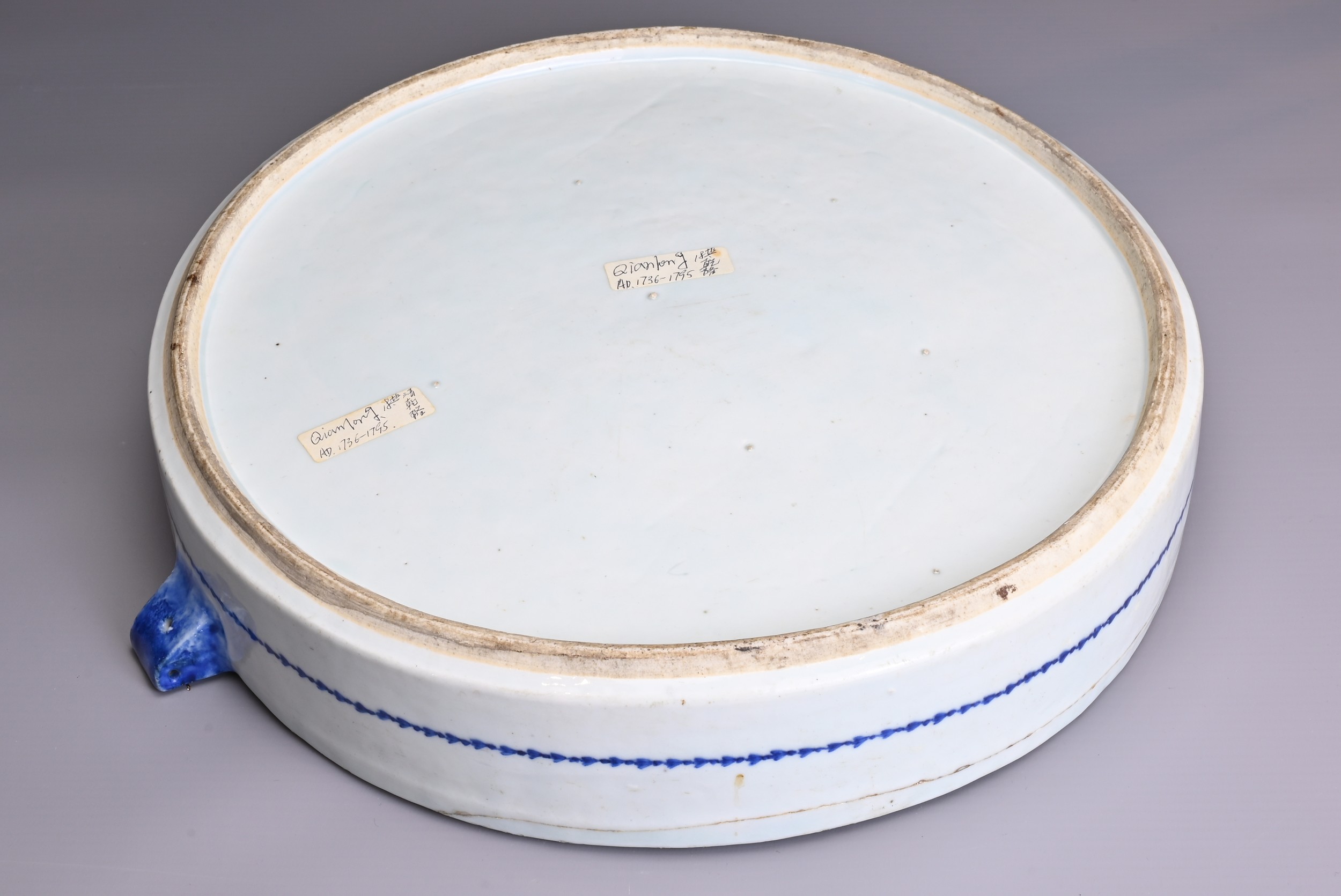 A LARGE CHINESE BLUE AND WHITE PORCELAIN WARMING DISH, 18TH CENTURY. Minimally decorated with - Image 6 of 6