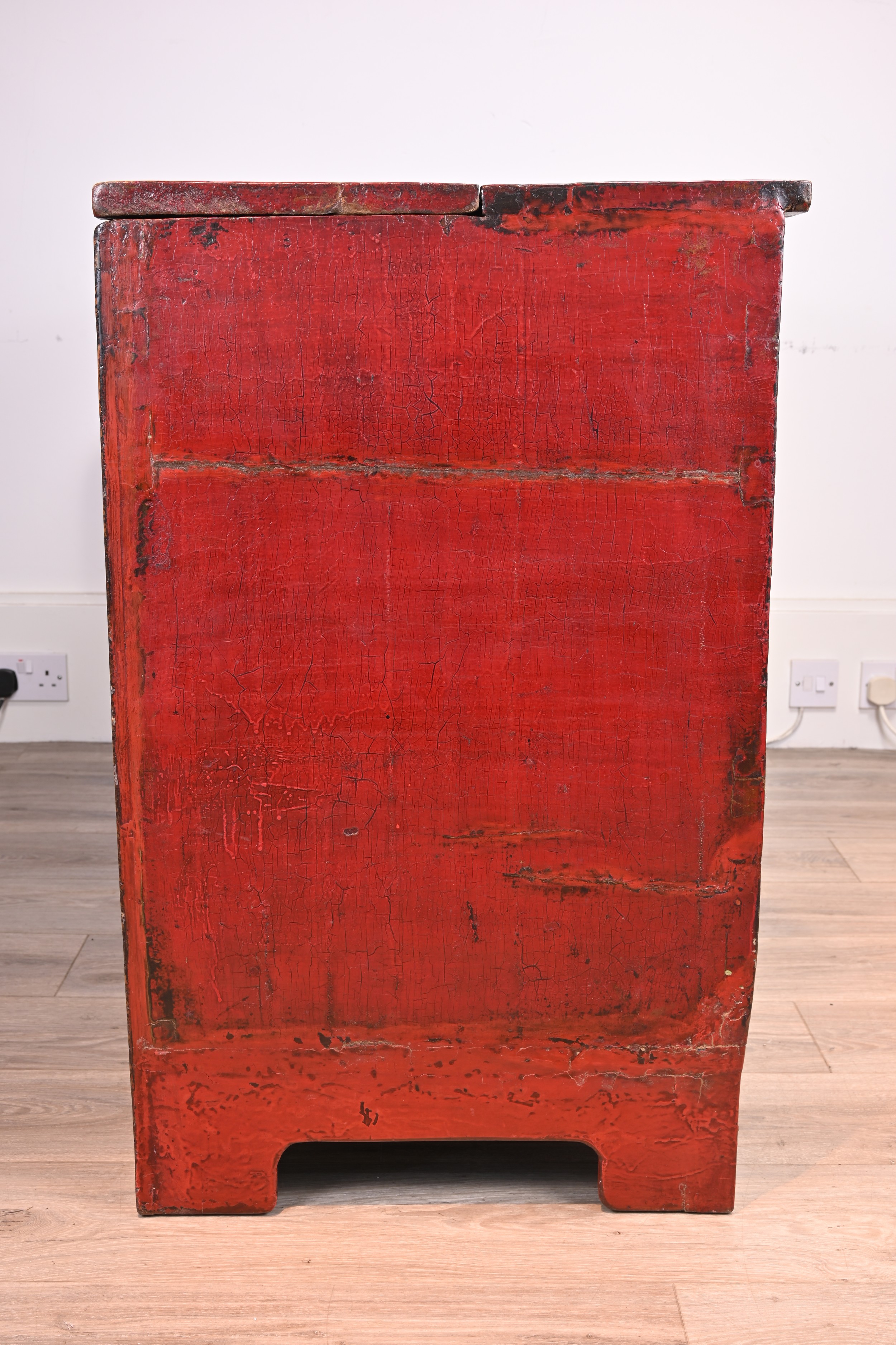 A LARGE CHINESE TIBETAN PAINTED RED AND BLACK LACQUER STORAGE CHEST, 19TH CENTURY. Or rectangular - Image 10 of 10