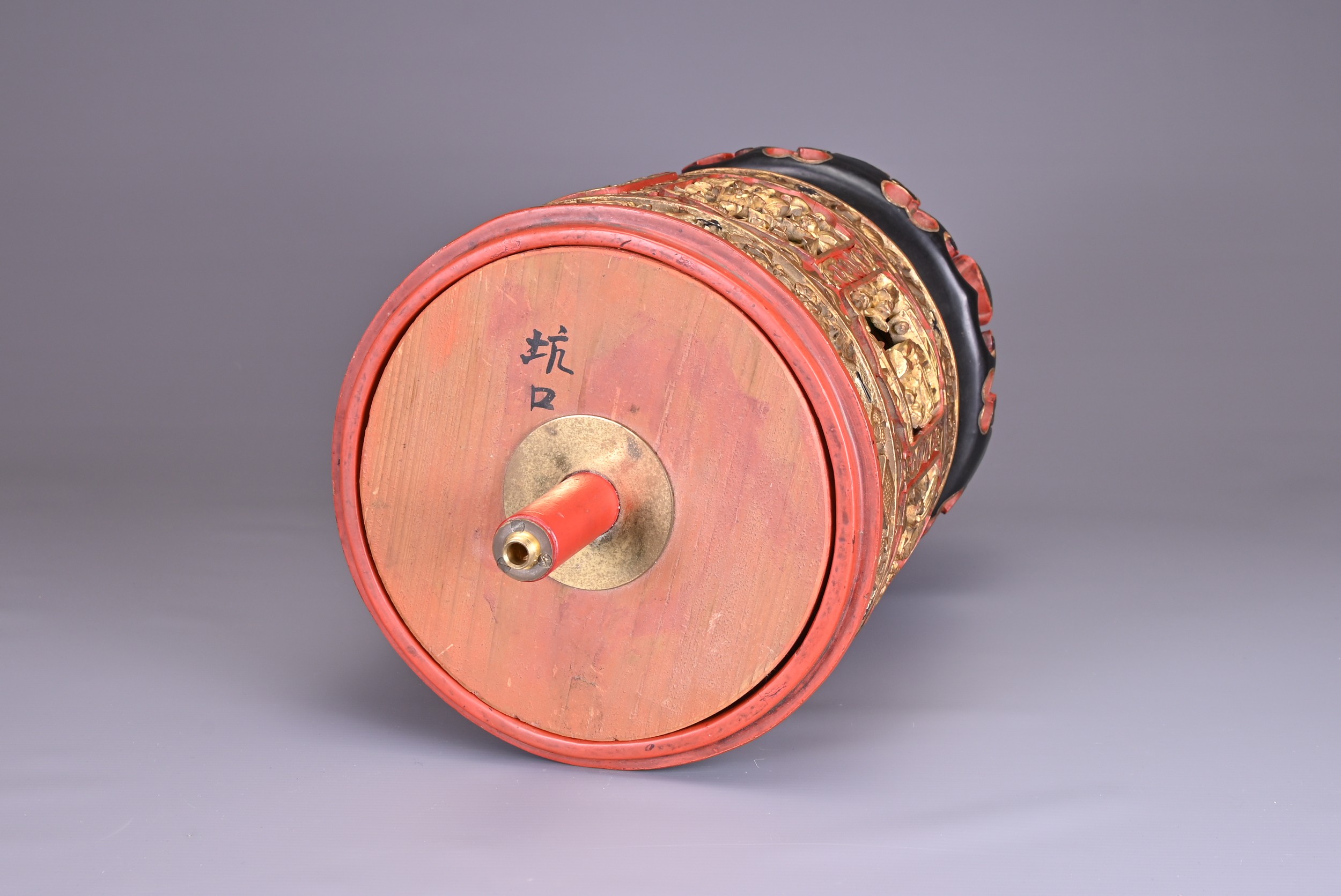 A LARGE CHINESE RED AND GILT WOOD BOX, 19TH CENTURY. Of cylindrical form on a ruyi base, well carved - Image 5 of 7