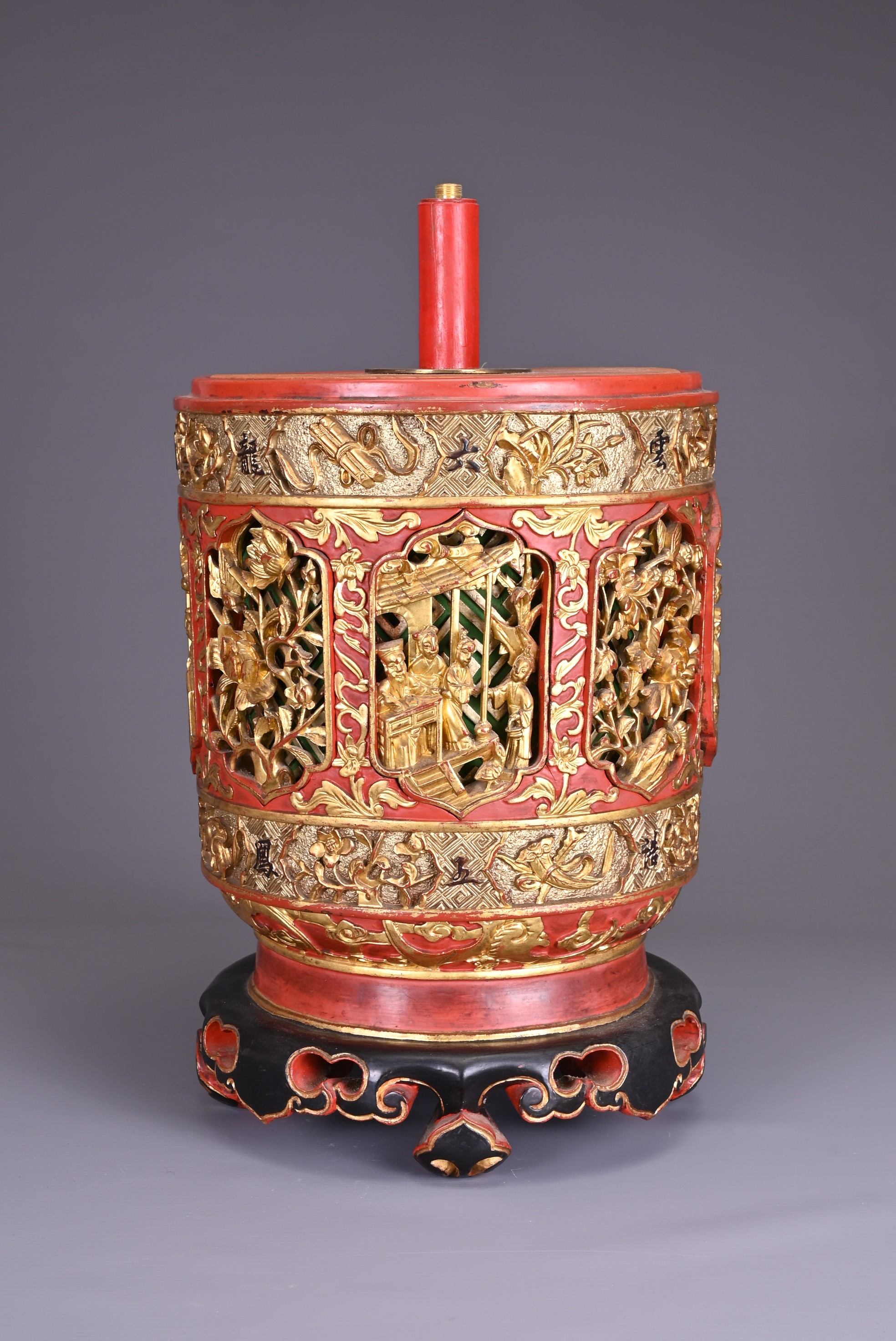 A LARGE CHINESE RED AND GILT WOOD BOX, 19TH CENTURY. Of cylindrical form on a ruyi base, well carved - Image 2 of 7