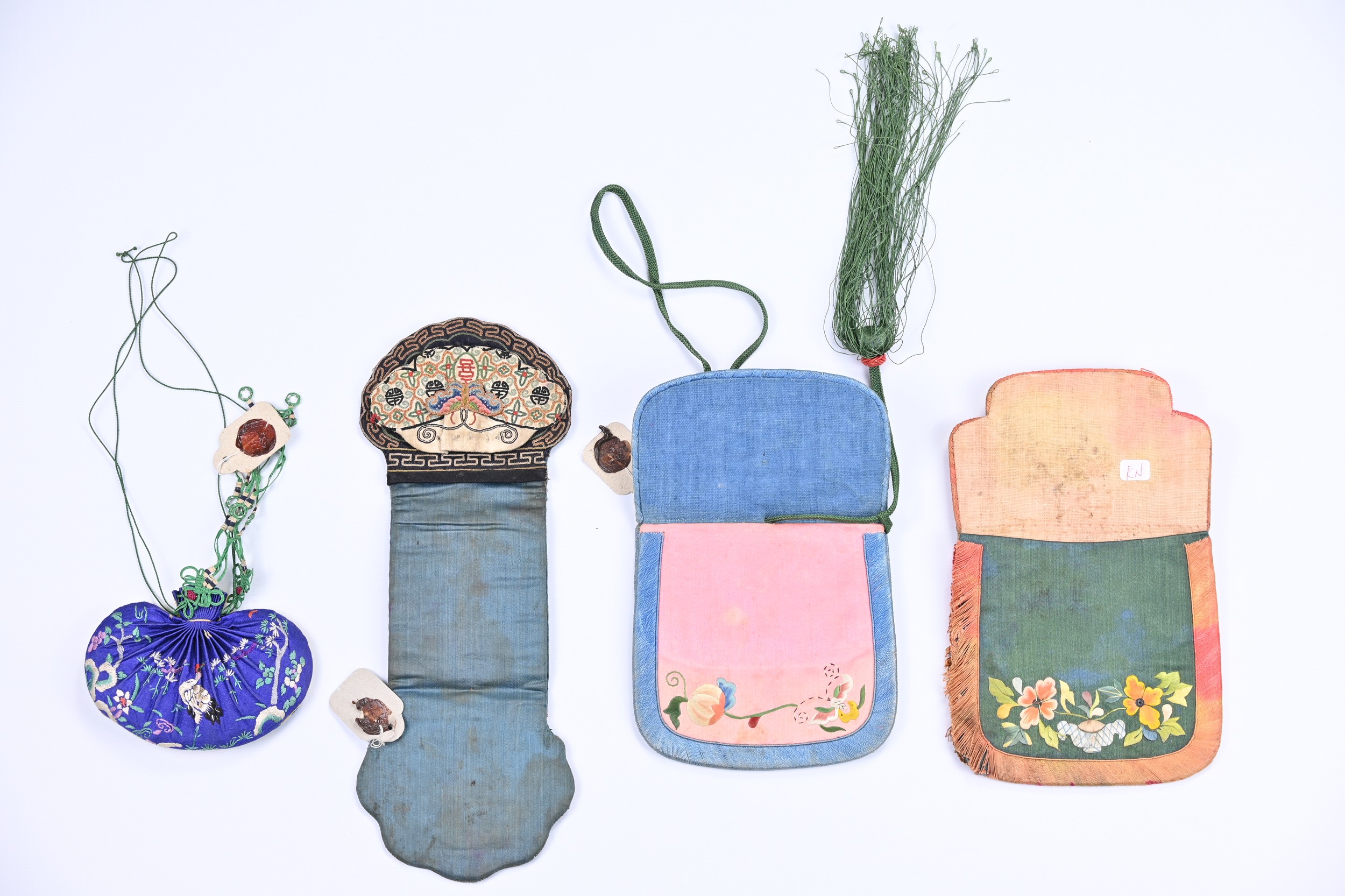 FOUR CHINESE EMBROIDERED SILK PURSES, LATE QING/EARLY 20TH CENTURY. Comprising: a ruyi-shaped blue - Image 2 of 5