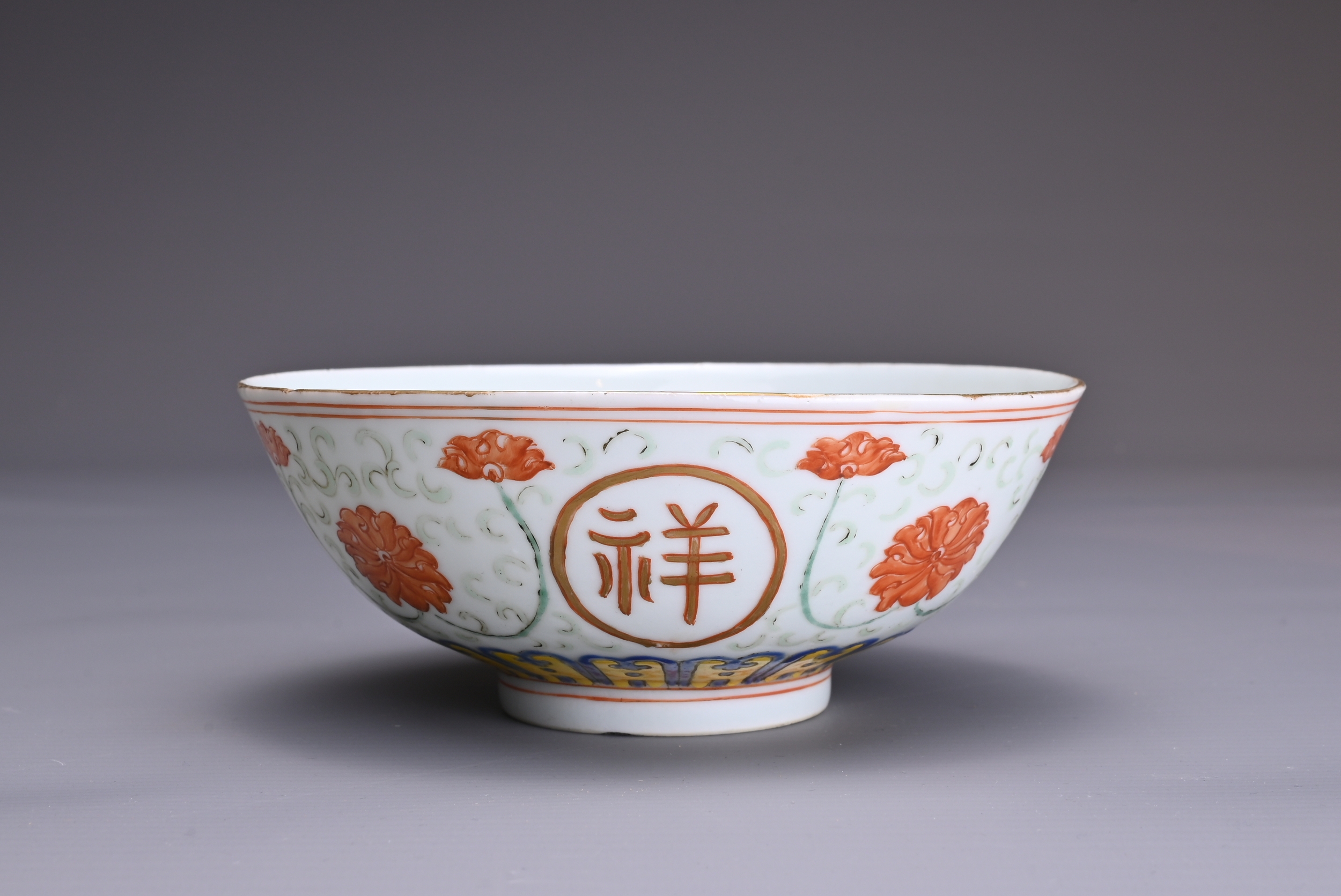 A CHINESE POLYCHROME ENAMEL PORCELAIN BOWL, 19TH CENTURY. Rounded body decorated with - Image 3 of 7