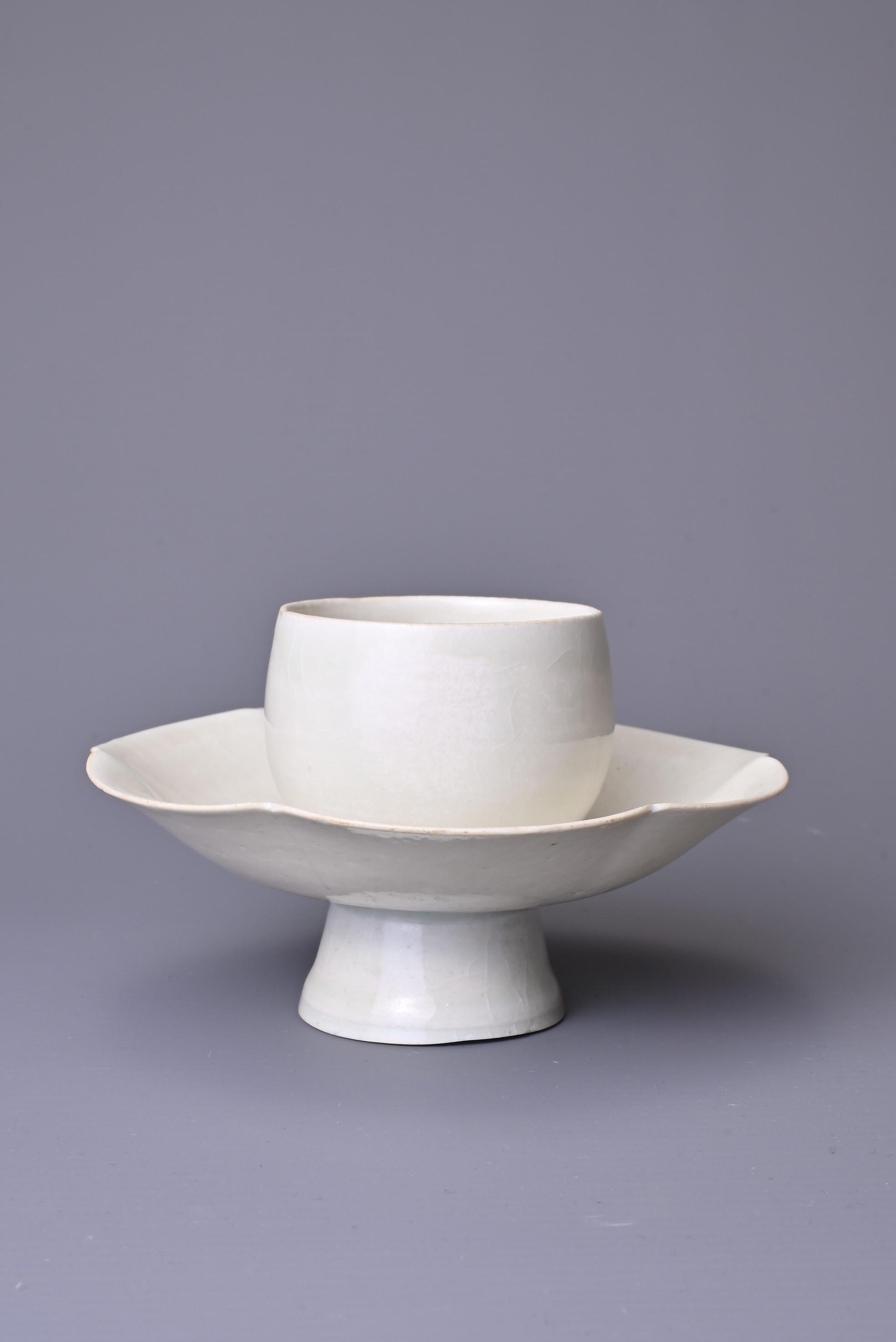 A CHINESE QINGBAI WARE CUP STAND, SONG DYNASTY (960-1279). A rounded cup top section attached to a - Image 2 of 6