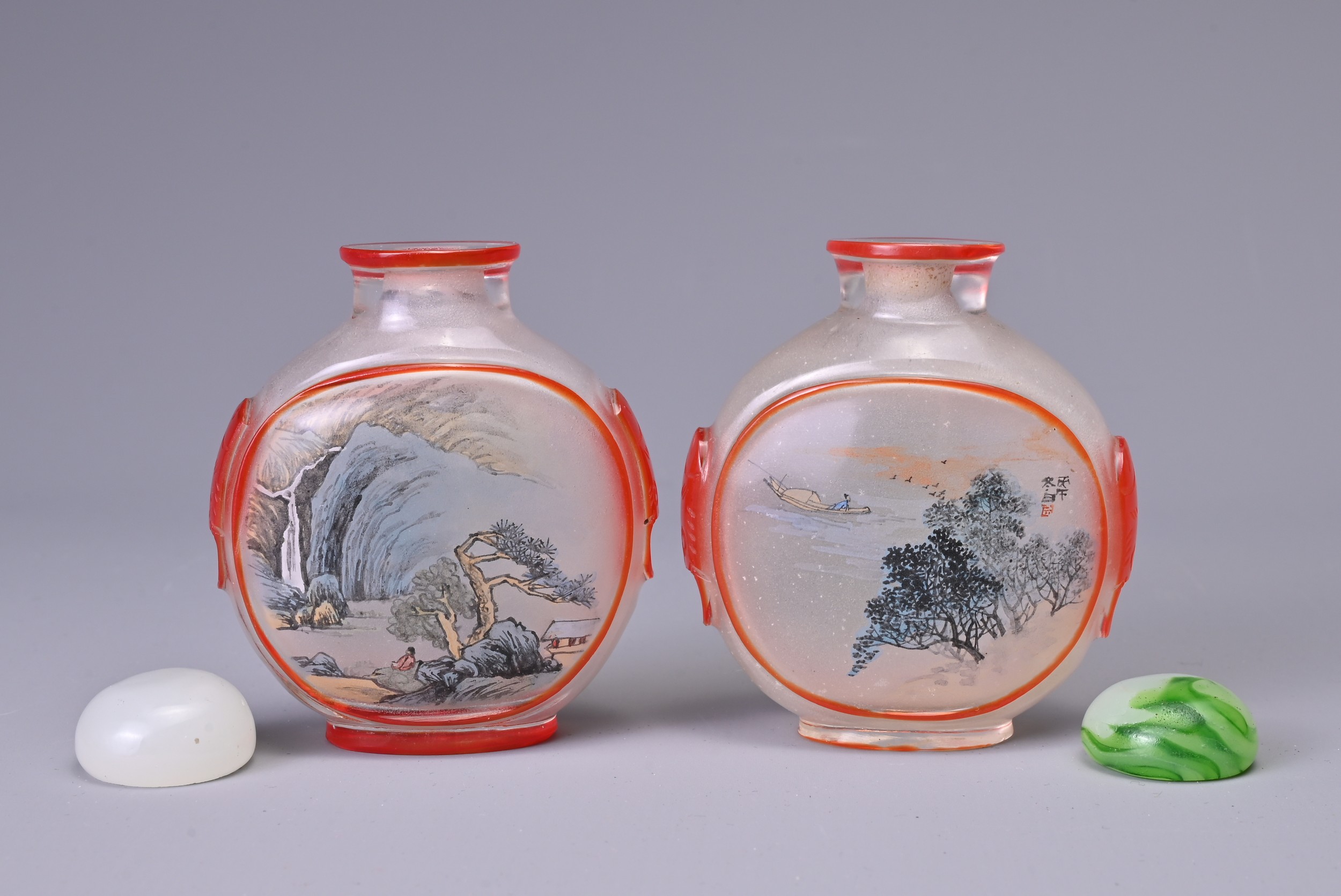 FOUR CHINESE SNUFF BOTTLES, 19/20TH CENTURY. To include a large blue and white porcelain bottle of - Image 5 of 5