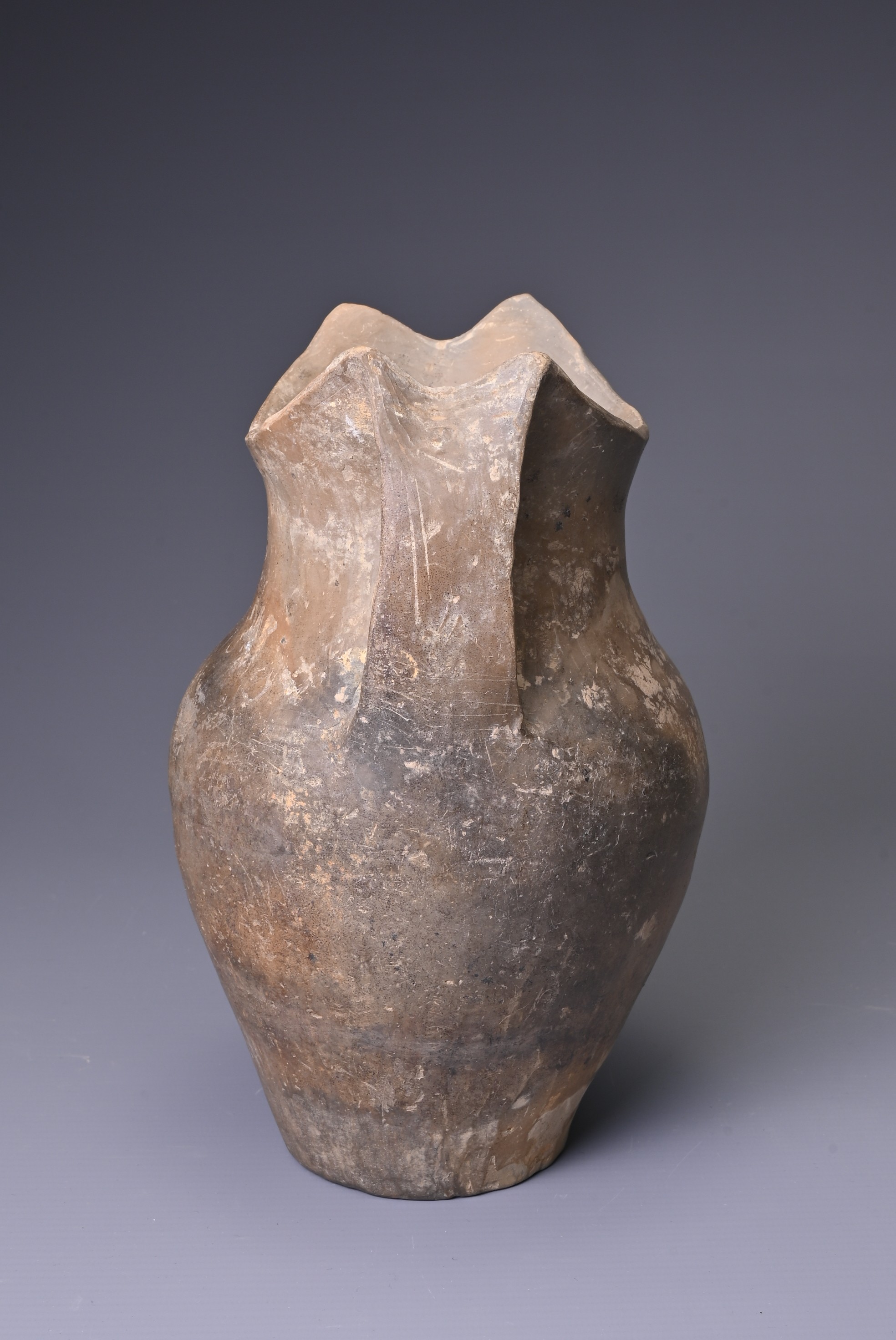 A CHINESE NEOLITHIC BLACK POTTERY JAR, SIWA CULTURE (C. 1350 BC). Heavily potted with a smooth - Image 4 of 6