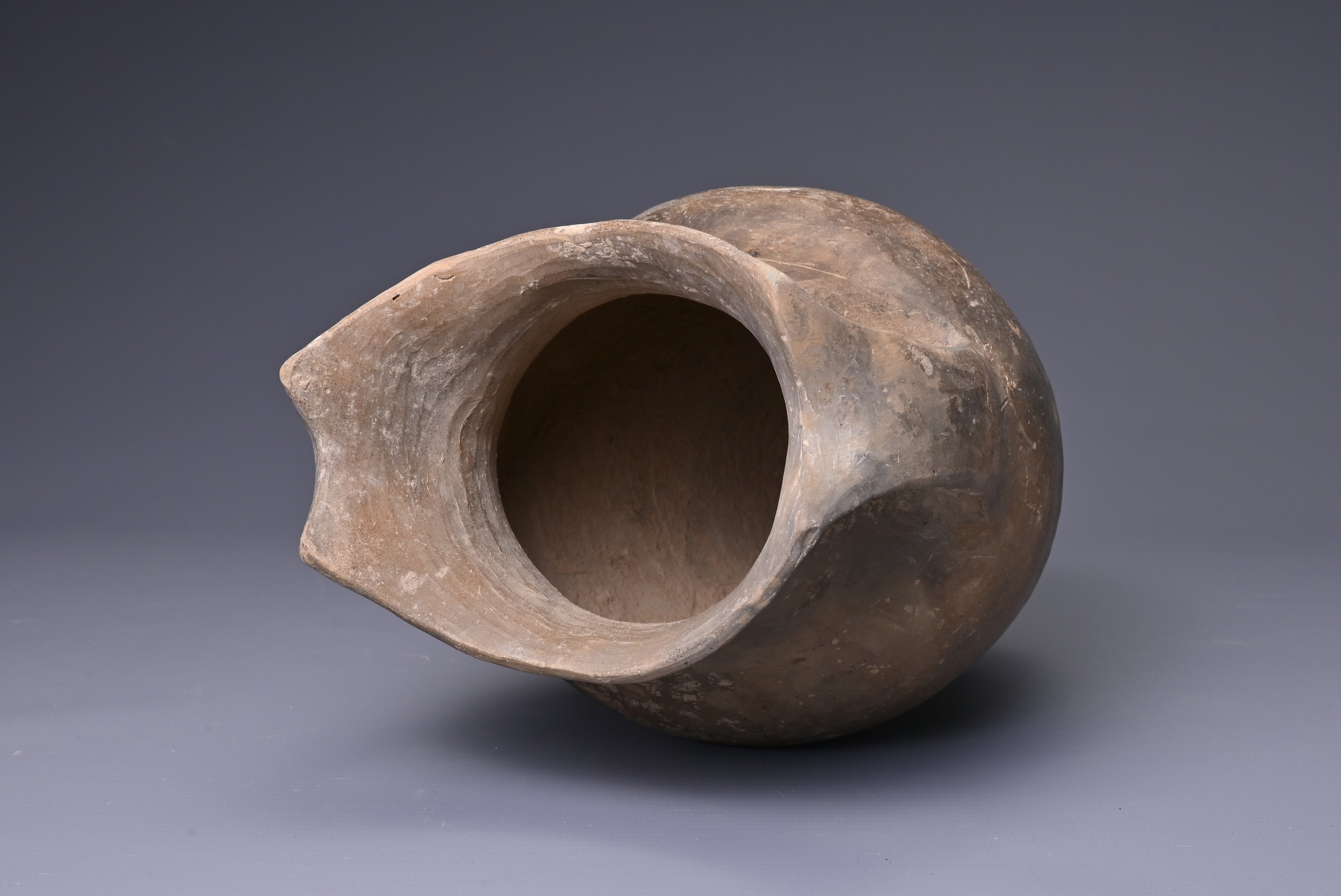 A CHINESE NEOLITHIC BLACK POTTERY JAR, SIWA CULTURE (C. 1350 BC). Heavily potted with a smooth - Image 6 of 6