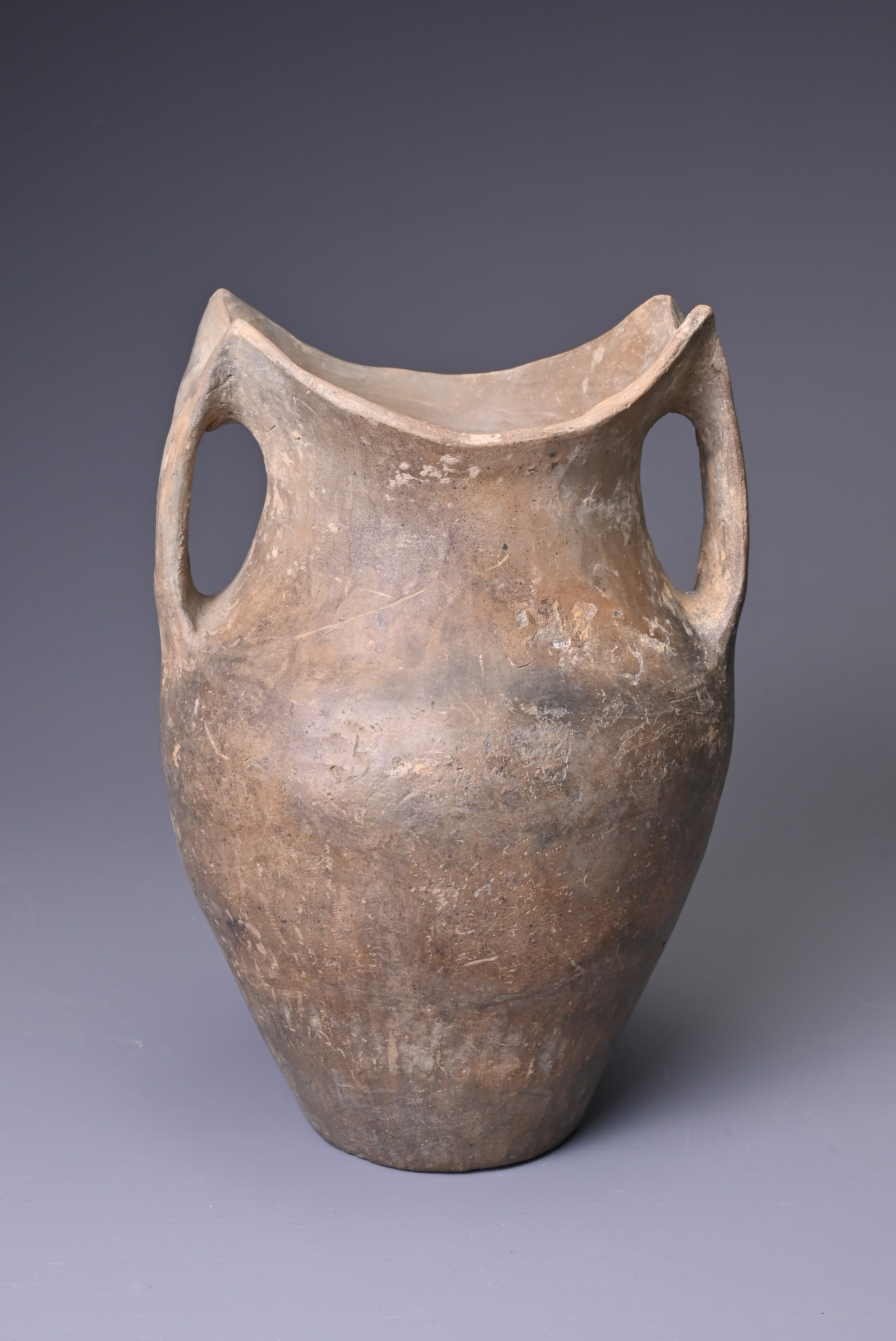 A CHINESE NEOLITHIC BLACK POTTERY JAR, SIWA CULTURE (C. 1350 BC). Heavily potted with a smooth - Image 3 of 6