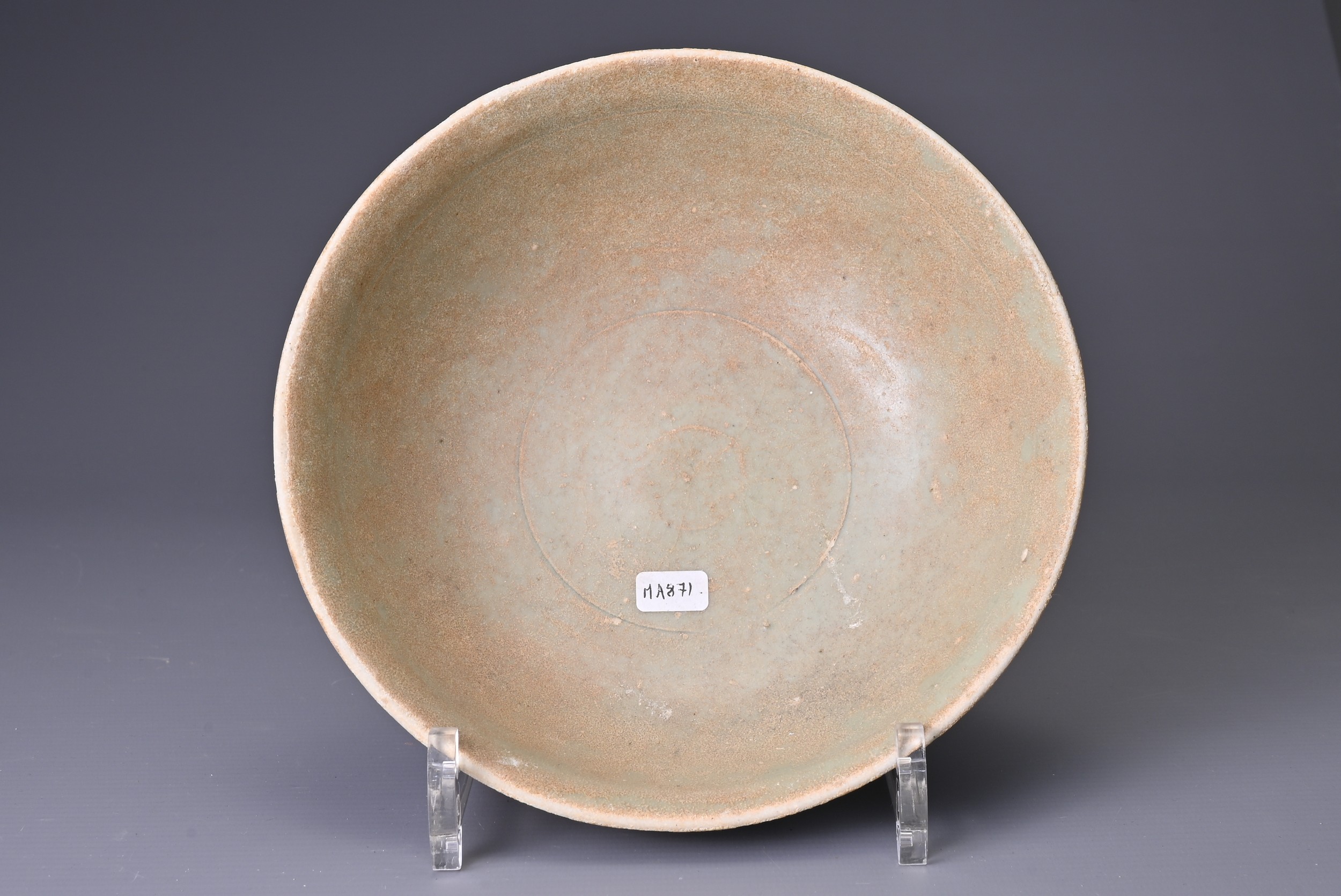 A CHINESE LONGQUAN CELADON BOWL, SONG / YUAN DYNASTY, ZHEJIANG PROVINCE. Flared rim and lightly - Image 2 of 6