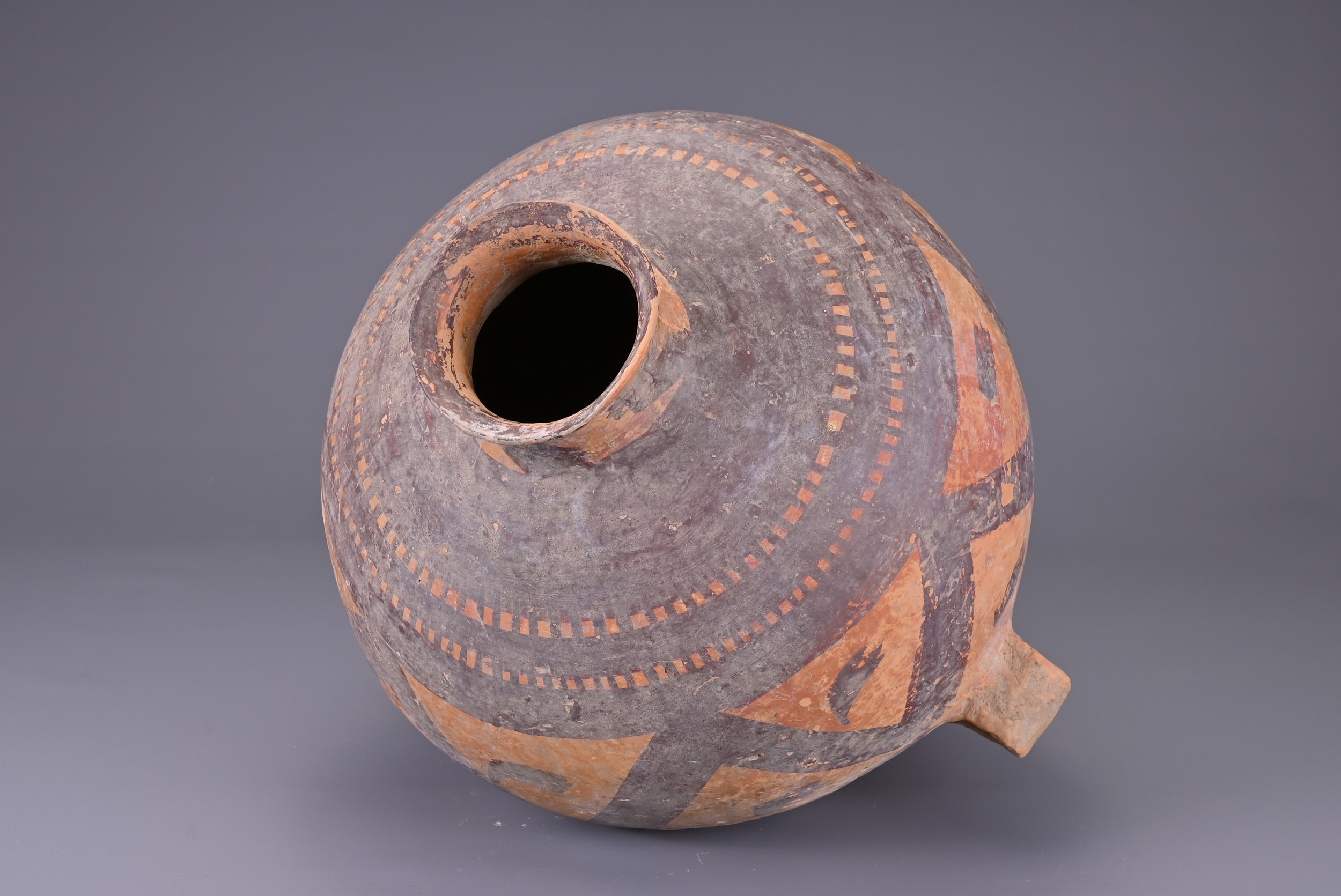 A LARGE CHINESE NEOLITHIC PAINTED POTTERY JAR, MACHANG (C. 2300 - 2000 BC). Fairly heavily potted in - Image 6 of 7