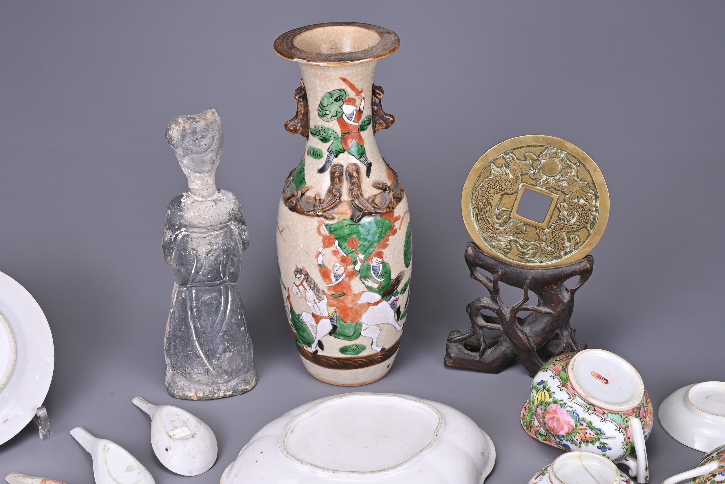 A GROUP OF CHINESE / JAPANESE ITEMS. To include a quantity of 19/20th century Cantonese famille rose - Image 4 of 6