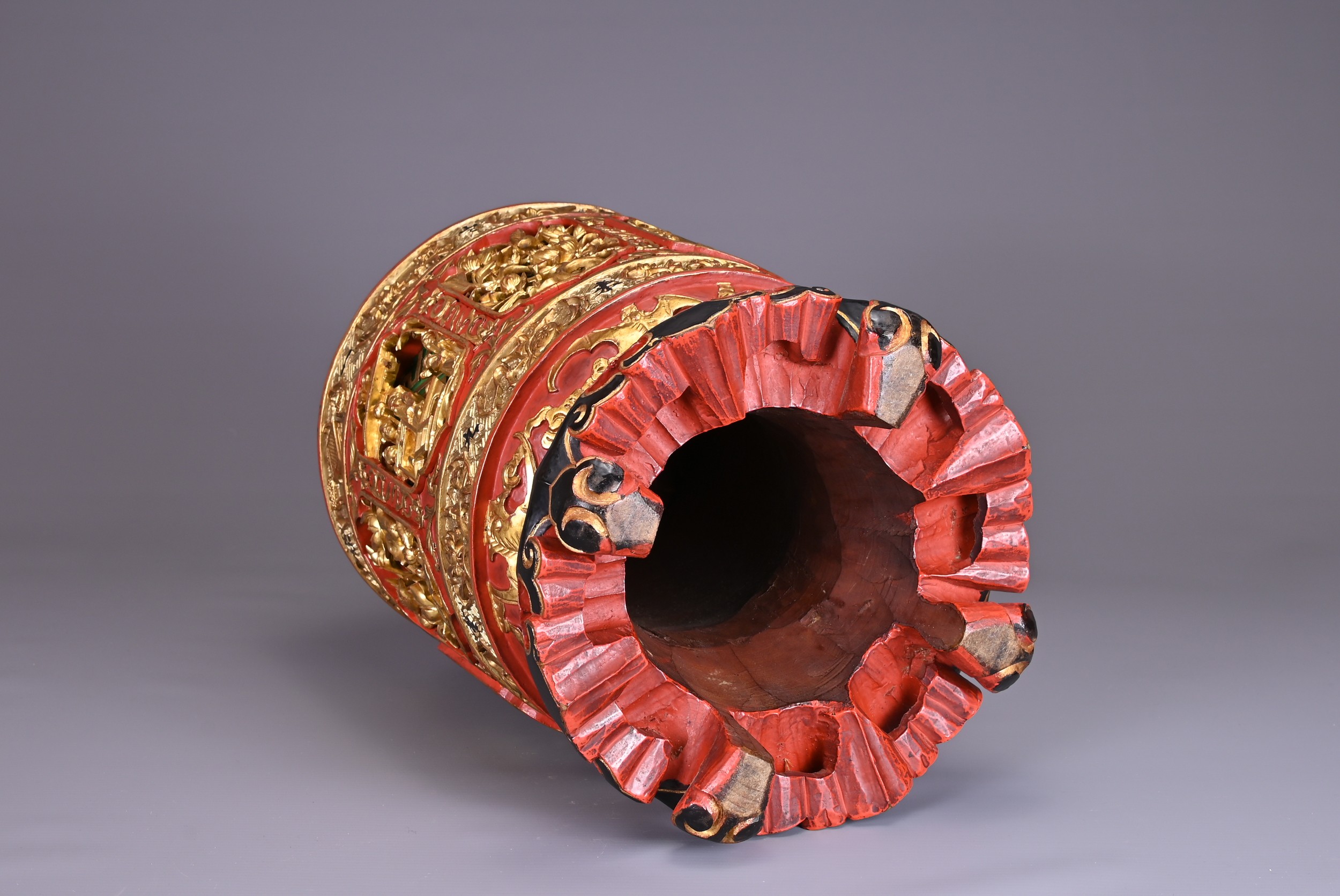 A LARGE CHINESE RED AND GILT WOOD BOX, 19TH CENTURY. Of cylindrical form on a ruyi base, well carved - Image 7 of 7
