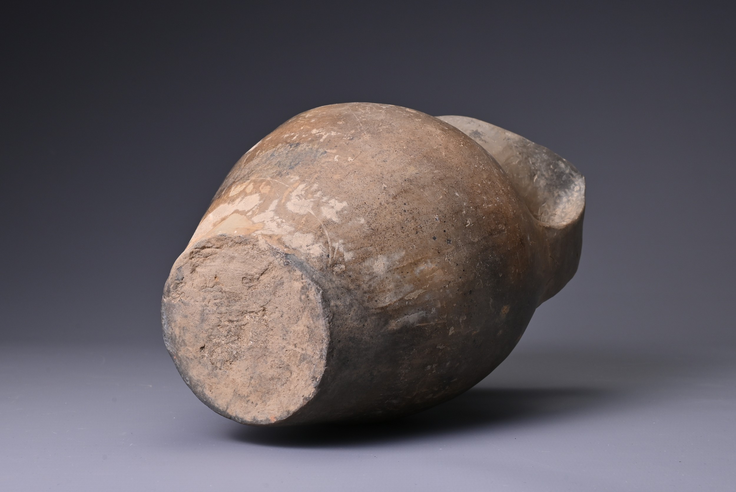 A CHINESE NEOLITHIC BLACK POTTERY JAR, SIWA CULTURE (C. 1350 BC). Heavily potted with a smooth - Image 5 of 6