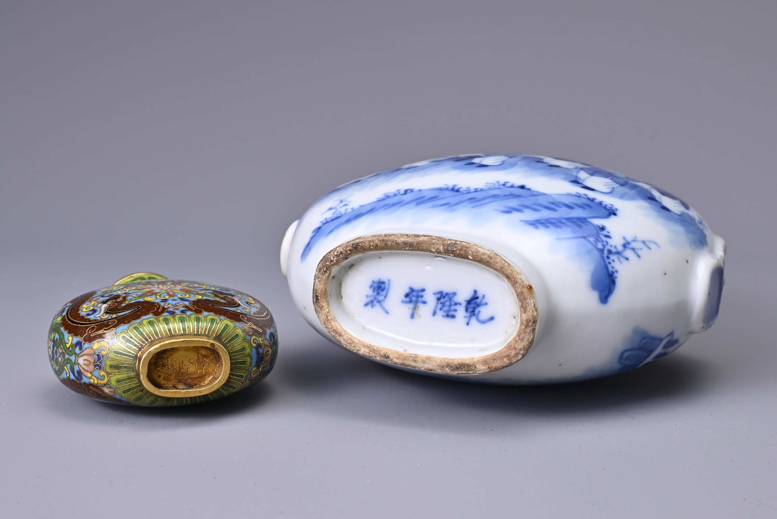 FOUR CHINESE SNUFF BOTTLES, 19/20TH CENTURY. To include a large blue and white porcelain bottle of - Image 3 of 5