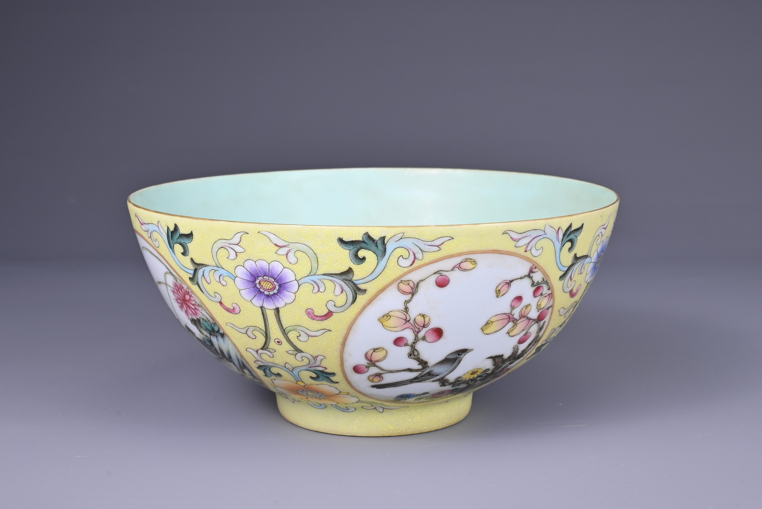 A CHINESE PORCELAIN FAMILLE ROSE AND YELLOW-GROUND SGRAFFITO BOWL, 20TH CENTURY. With underglaze - Image 3 of 6