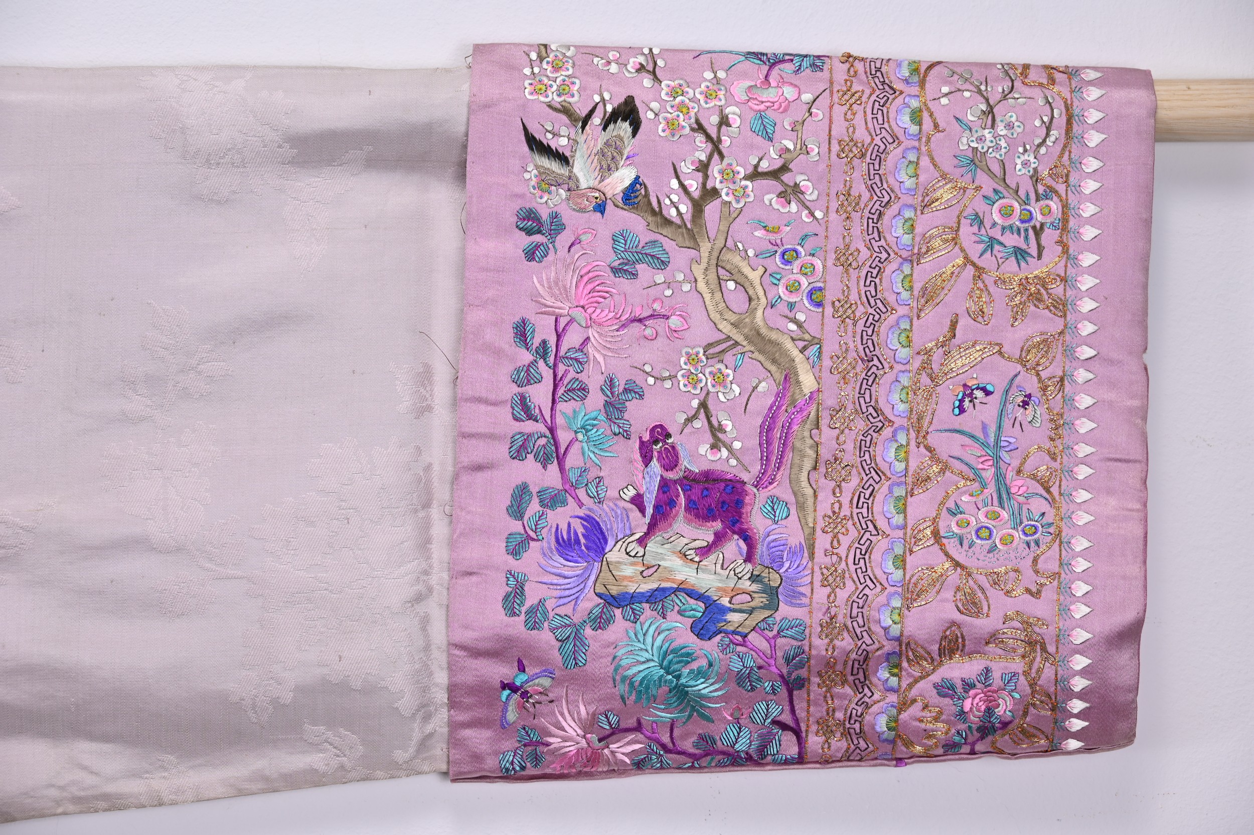 A CHINESE EMBROIDERED SILK PALE PINK- GROUND WOMEN'S JACKET, LATE 19TH/20TH CENTURY. The pale pink - Image 7 of 7