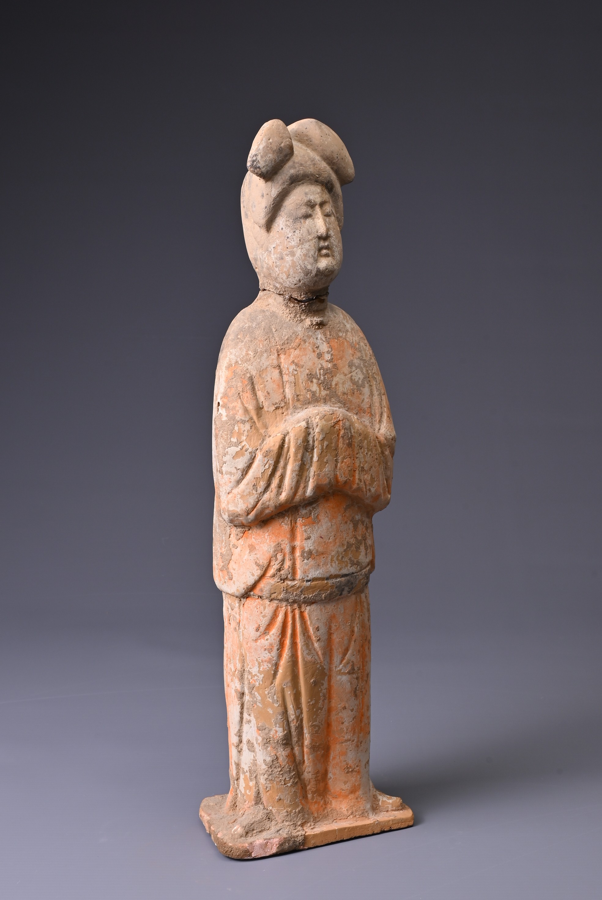A CHINESE PAINTED POTTERY FIGURE OF COURT LADY, TANG DYNASTY (AD 618-907). Modelled standing wearing - Image 5 of 6