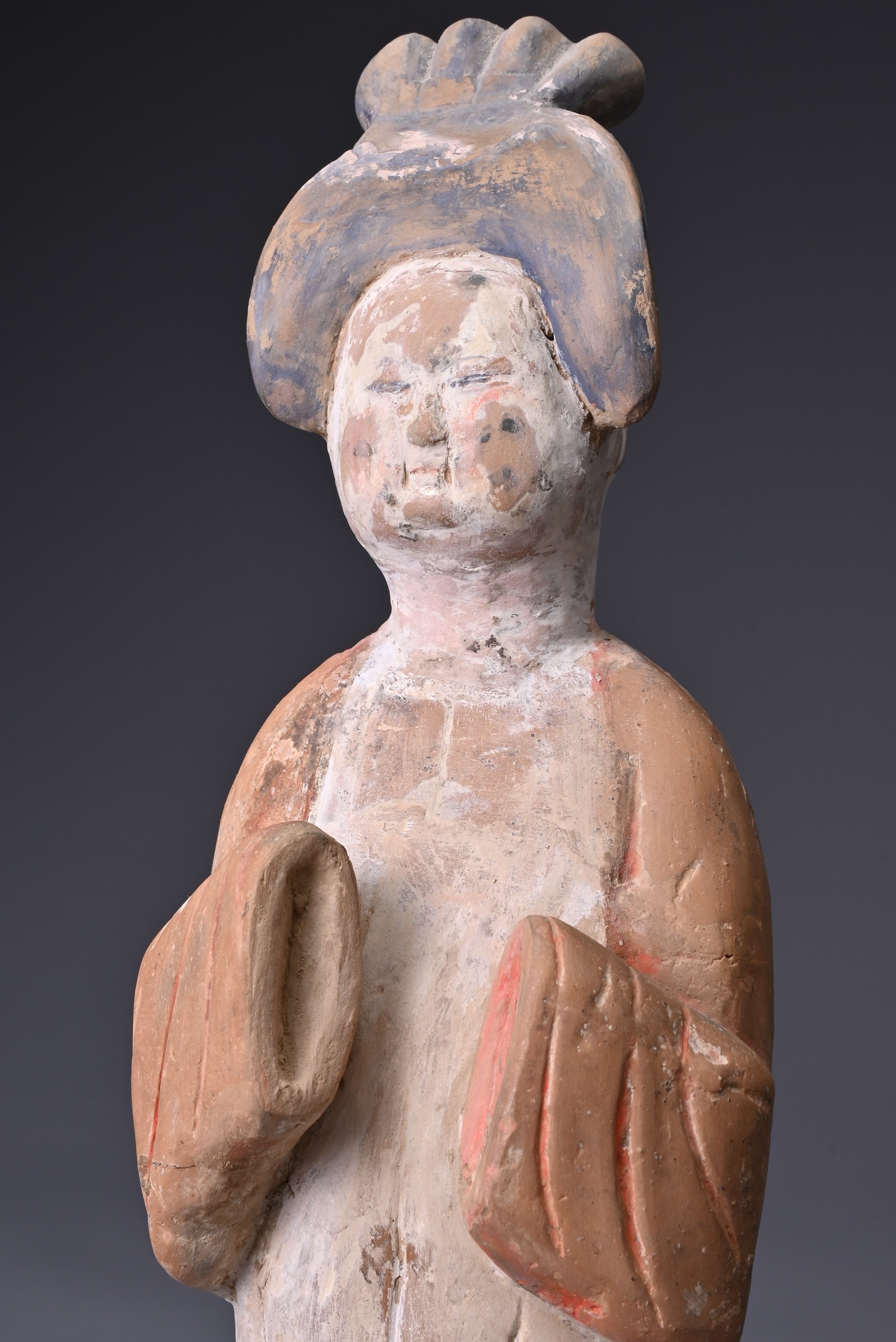 A CHINESE PAINTED POTTERY FIGURE OF COURT LADY, TANG DYNASTY (AD 618-907). Modelled standing wearing - Image 2 of 6