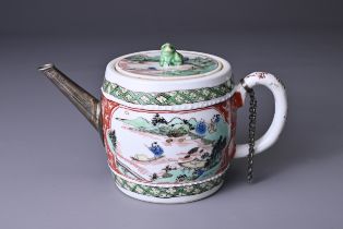 A CHINESE FAMILLE VERTE PORCELAIN TEA POT, 18TH CENTURY. With drum body and flat cover surmounted by