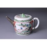 A CHINESE FAMILLE VERTE PORCELAIN TEA POT, 18TH CENTURY. With drum body and flat cover surmounted by