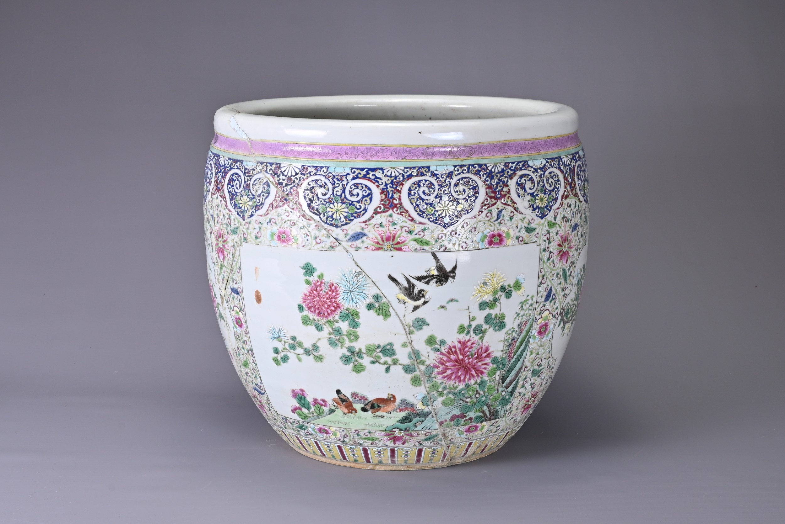 A LARGE CHINESE FAMILLE ROSE PORCELAIN JARDINIÈRE, 19/20TH CENTURY. Heavily potted and well - Image 3 of 6