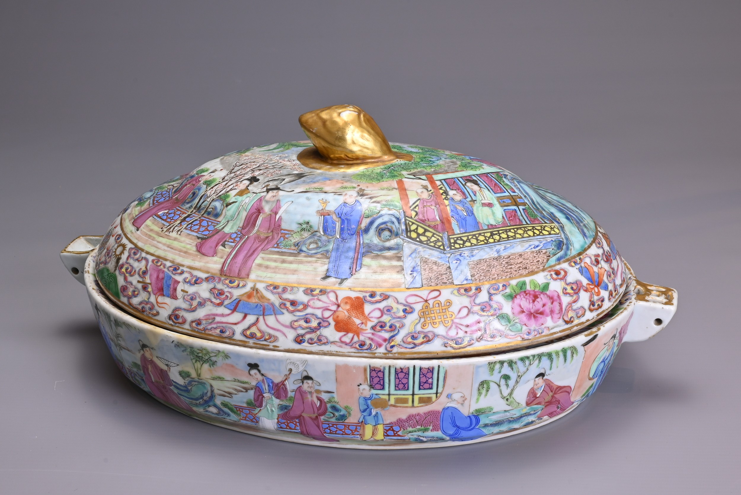 A LARGE CHINESE CANTON FAMILLE ROSE PORCELAIN WARMING DISH AND COVER, 19TH CENTURY. Well decorated - Image 3 of 7