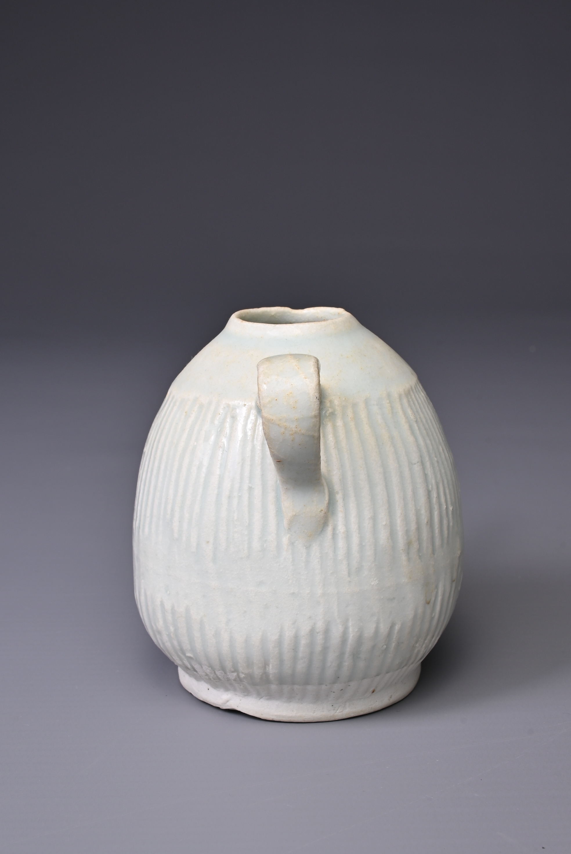A CHINESE QINGBAI WARE EWER, SONG DYNASTY (960-1279). Finely potted ovoid body with continuous - Image 2 of 5