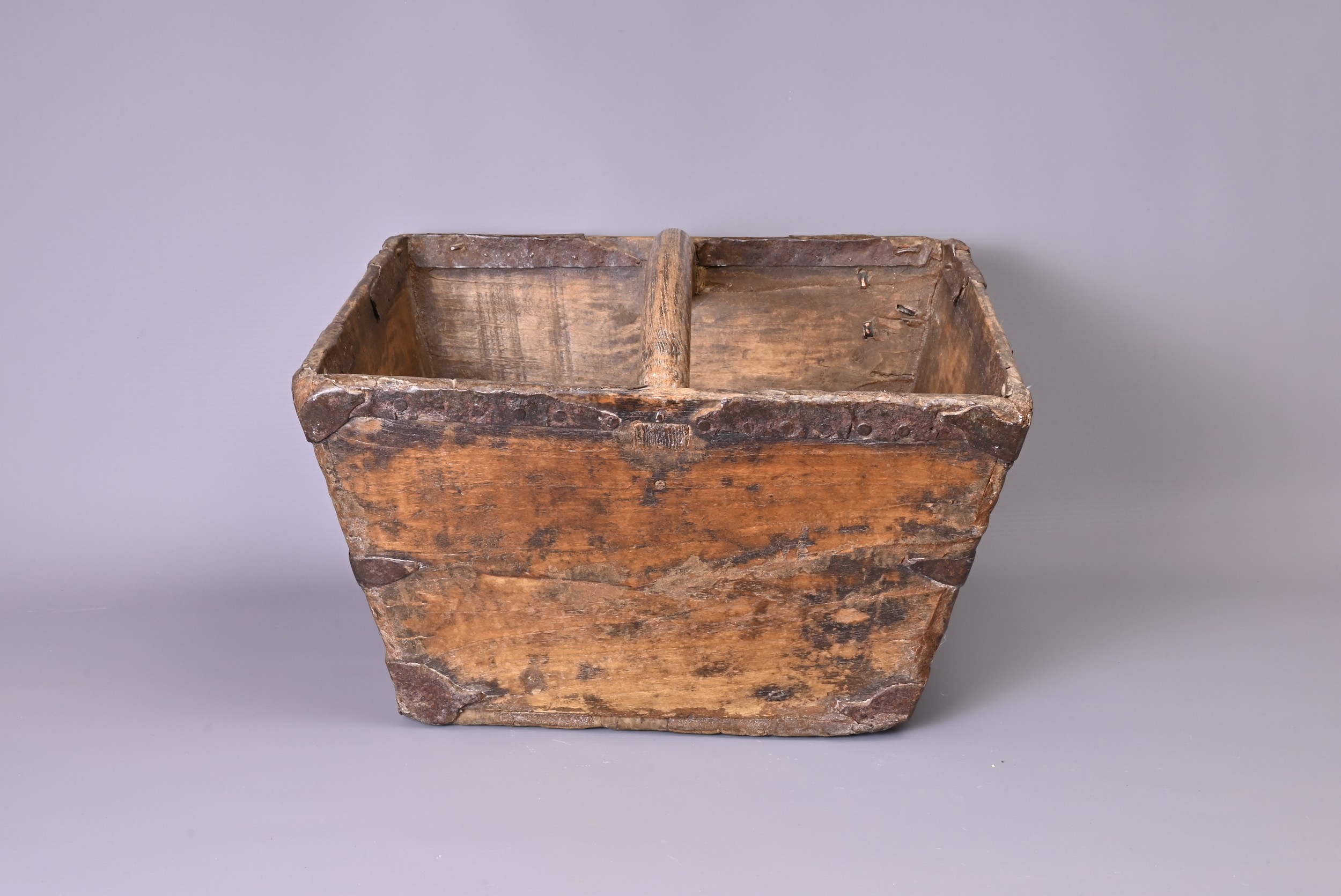 CHINESE 19TH/20TH CENTURY SQUARE-FORM RICE GRAIN BUCKET, with central handle and metal fittings. - Image 5 of 7