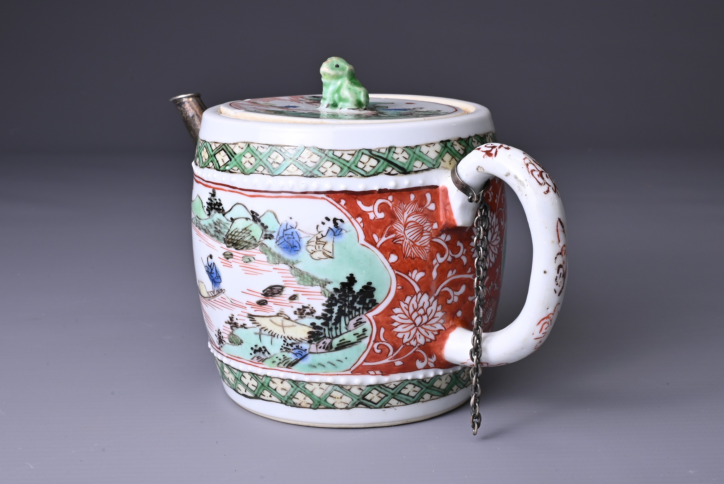 A CHINESE FAMILLE VERTE PORCELAIN TEA POT, 18TH CENTURY. With drum body and flat cover surmounted by - Image 2 of 7