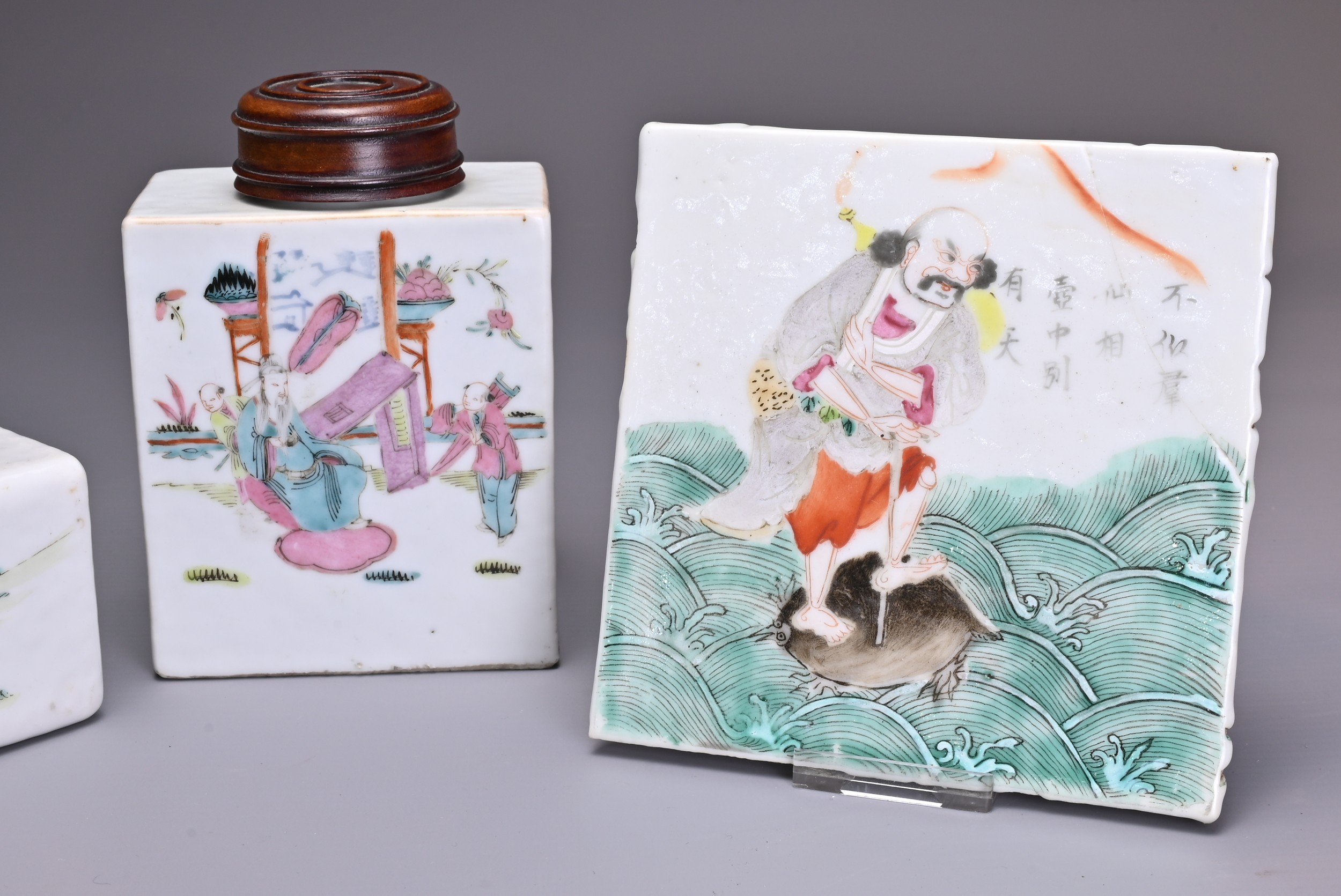 THREE CHINESE FAMILLE ROSE PORCELAIN ITEMS, 19TH CENTURY. Comprising a pillow or rectangular form - Image 4 of 5