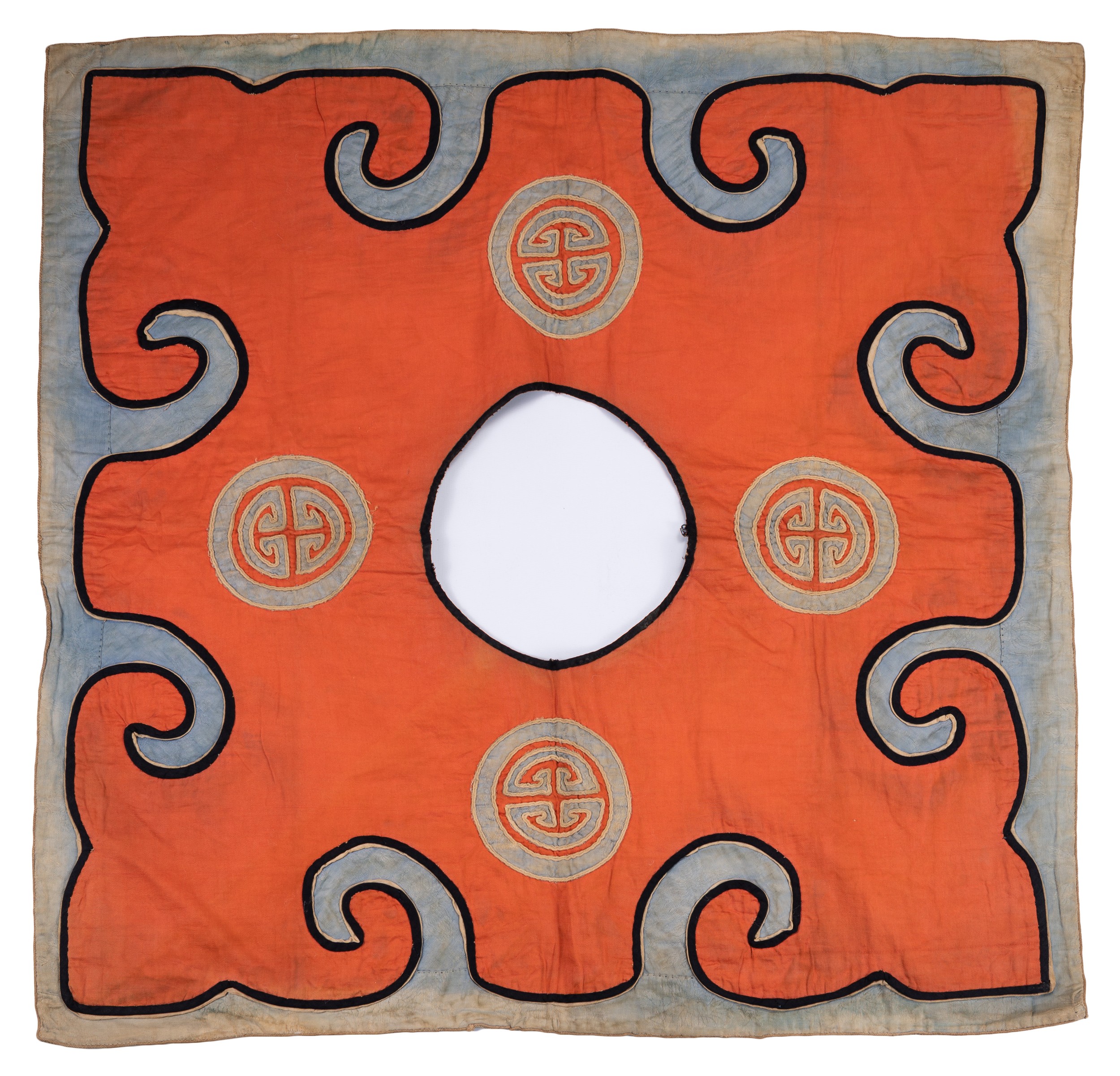 AN EARLY 20TH CENTURY CHINESE RED SILK GROUND COLLAR. Of rectangular form with central aperture,