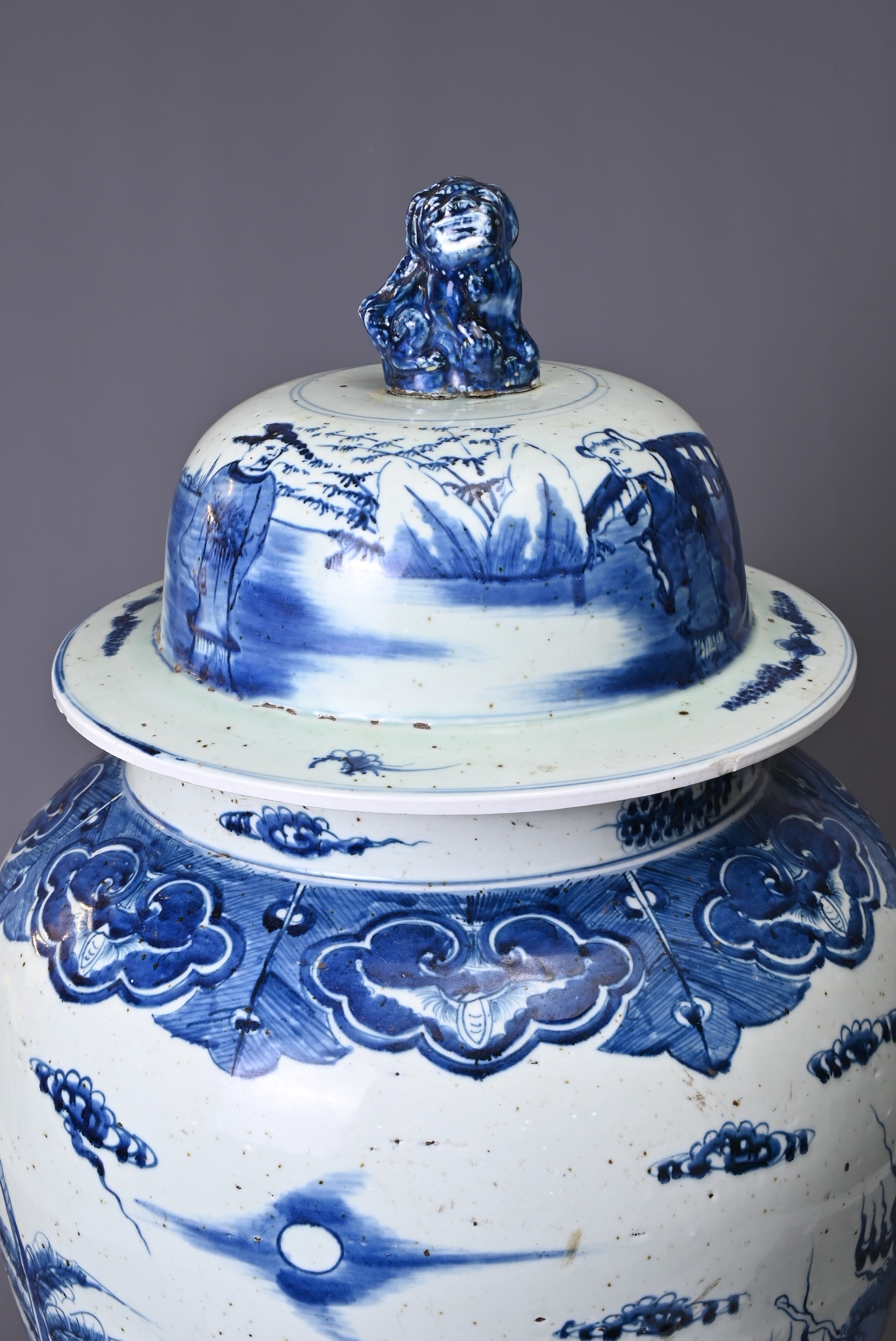 A VERY LARGE CHINESE BLUE AND WHITE PORCELAIN JAR WITH COVER, 20TH CENTURY - Image 5 of 8