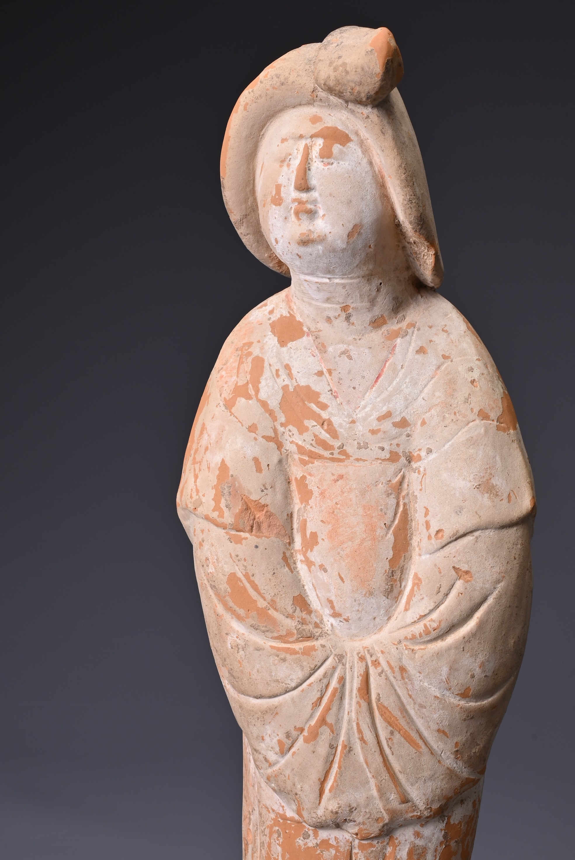 A CHINESE POTTERY FIGURE OF A COURT LADY, TANG DYNASTY (AD 618-907). Modelled wearing long flowing - Image 2 of 6