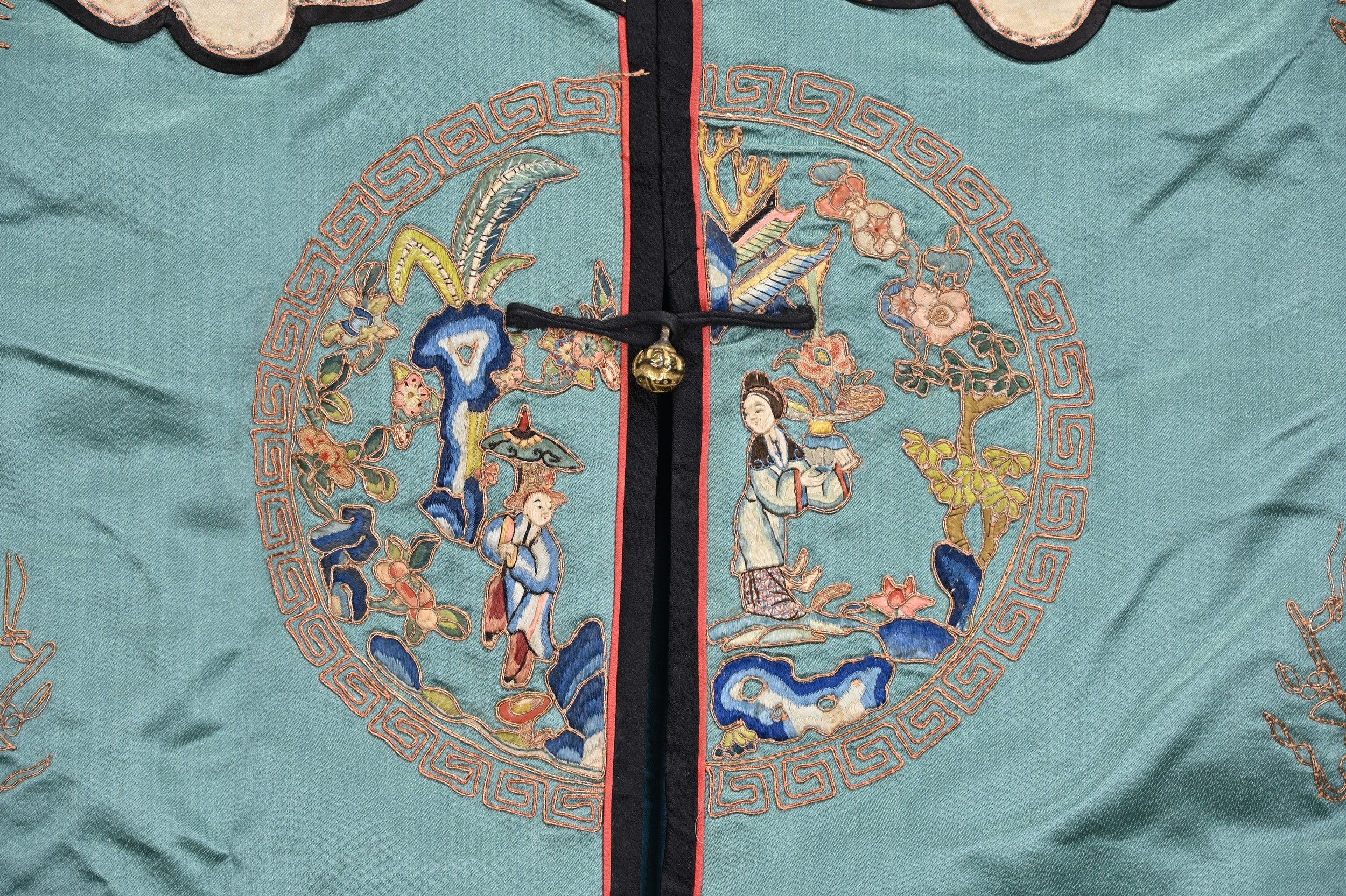 AN EARLY 20TH CENTURY CHINESE DUCK-EGG BLUE SILK EMBROIDERED ROBE. The ruyi-shaped collar, cuffs and - Image 4 of 8