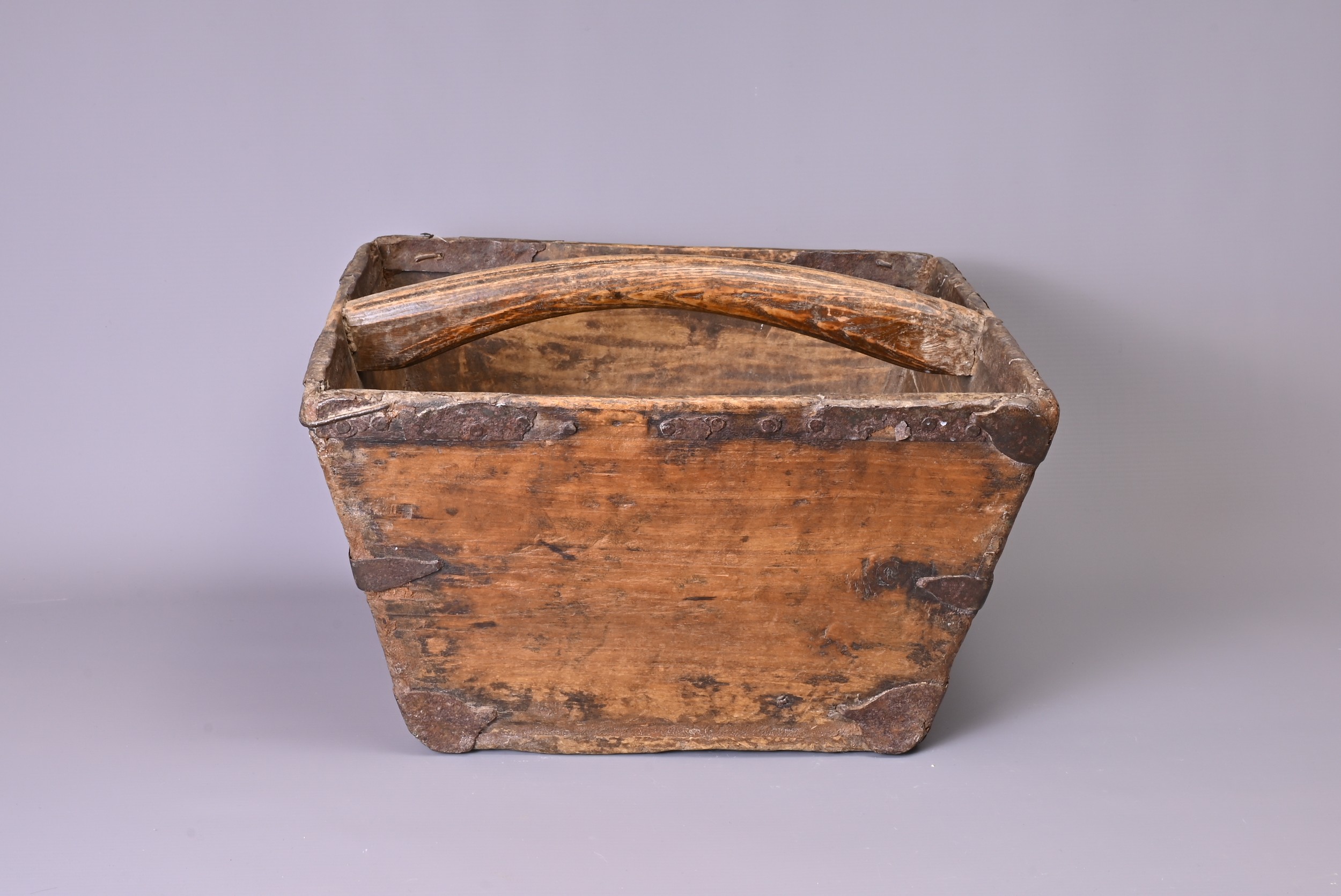 CHINESE 19TH/20TH CENTURY SQUARE-FORM RICE GRAIN BUCKET, with central handle and metal fittings. - Image 2 of 7