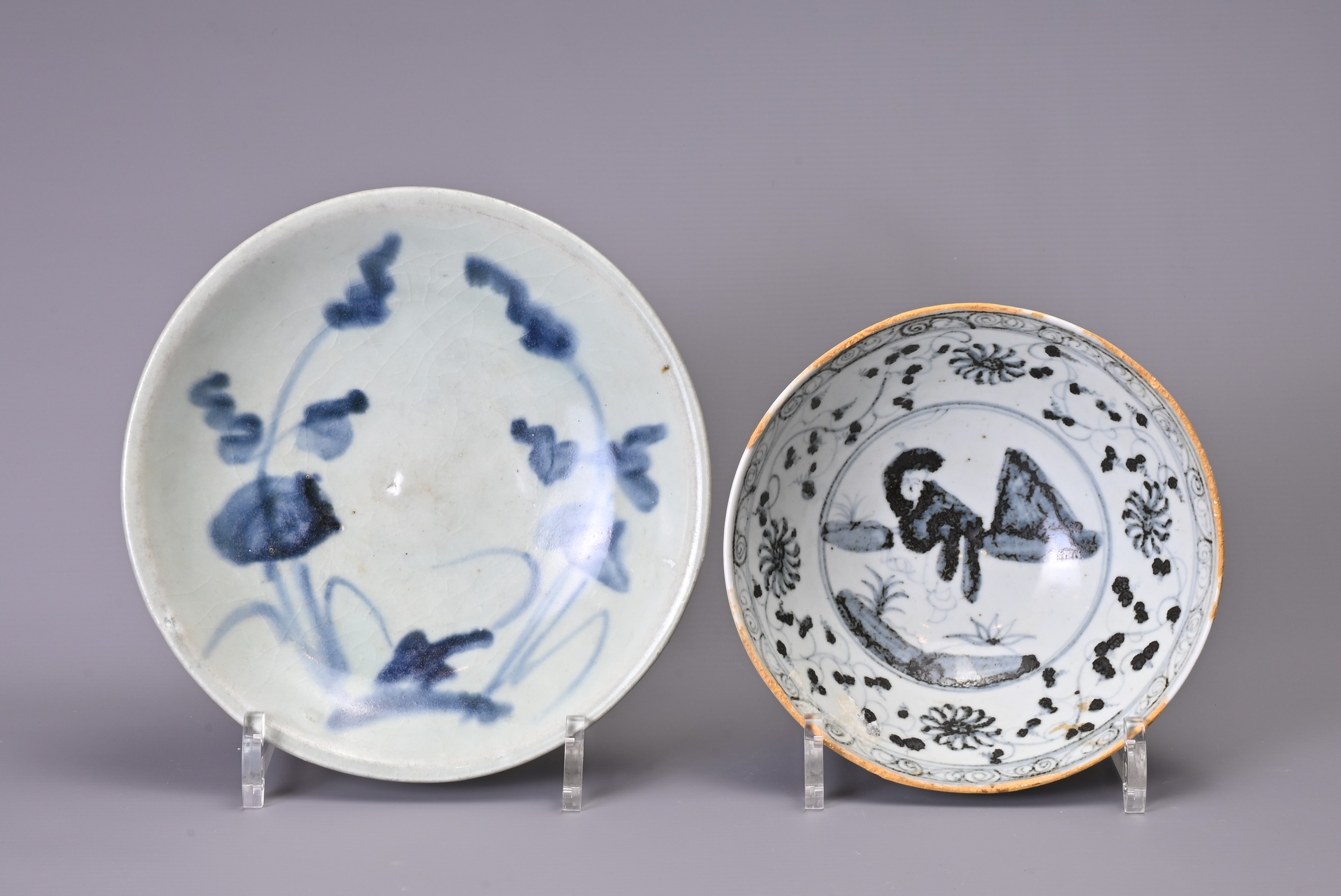FIVE CHINESE ITEMS OF POTTERY AND PORCELAIN. Comprising: a Ming Dynasty blue and white dish - Image 2 of 7