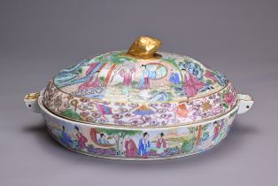 A LARGE CHINESE CANTON FAMILLE ROSE PORCELAIN WARMING DISH AND COVER, 19TH CENTURY. Well decorated