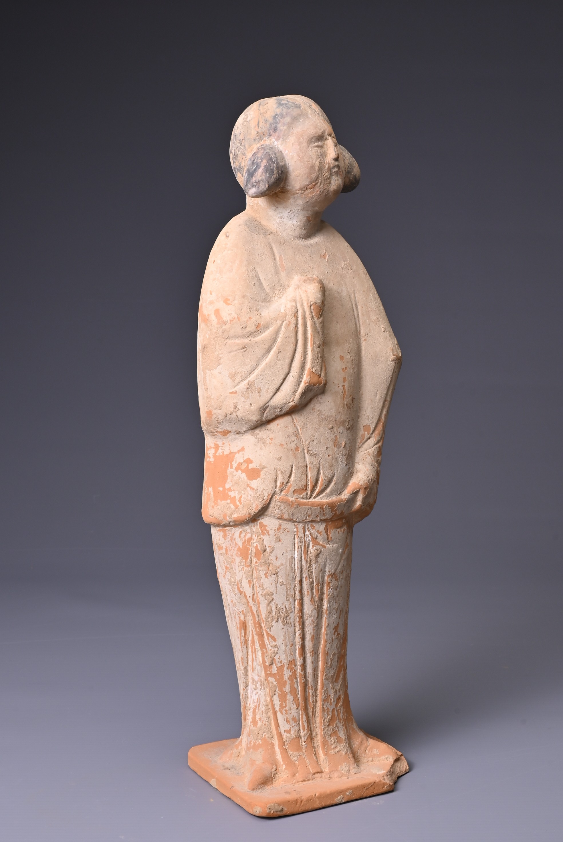 A CHINESE PAINTED POTTERY FIGURE OF COURT LADY, TANG DYNASTY (AD 618-907). Modelled standing wearing - Image 5 of 6