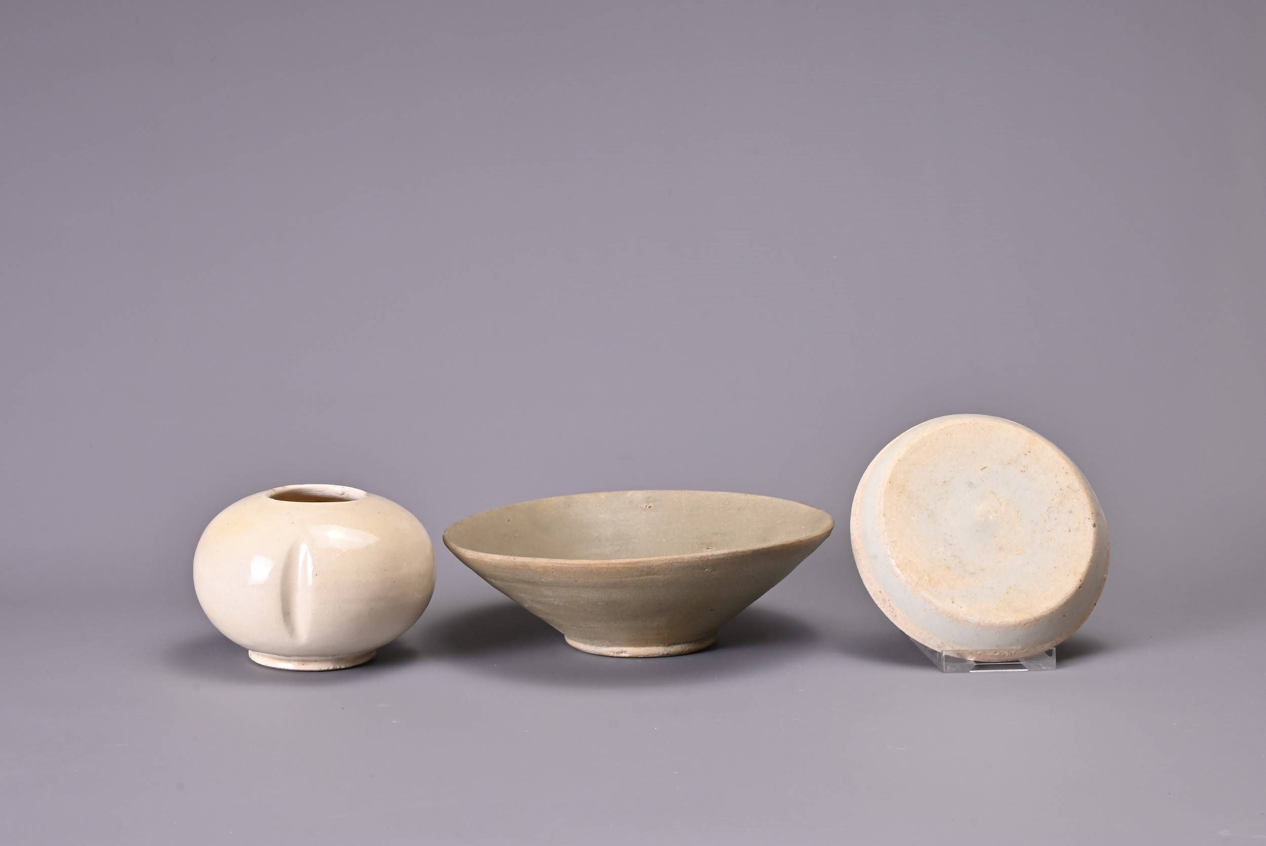 THREE CHINESE CELADON ITEMS. Comprising: a Tang Dynasty (AD 618-907) flared bowl, in dark green - Image 4 of 4