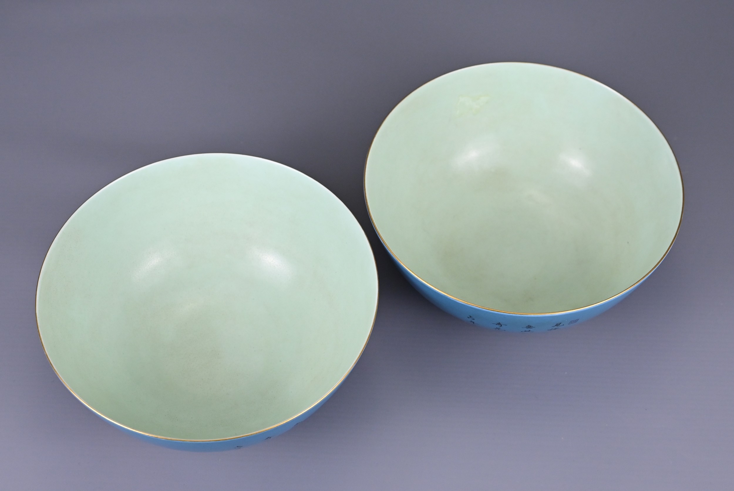 A PAIR OF CHINESE PORCELAIN FAMILLE ROSE AND TURQUOISE GROUND BOWLS, 20TH CENTURY. Each with - Image 6 of 7