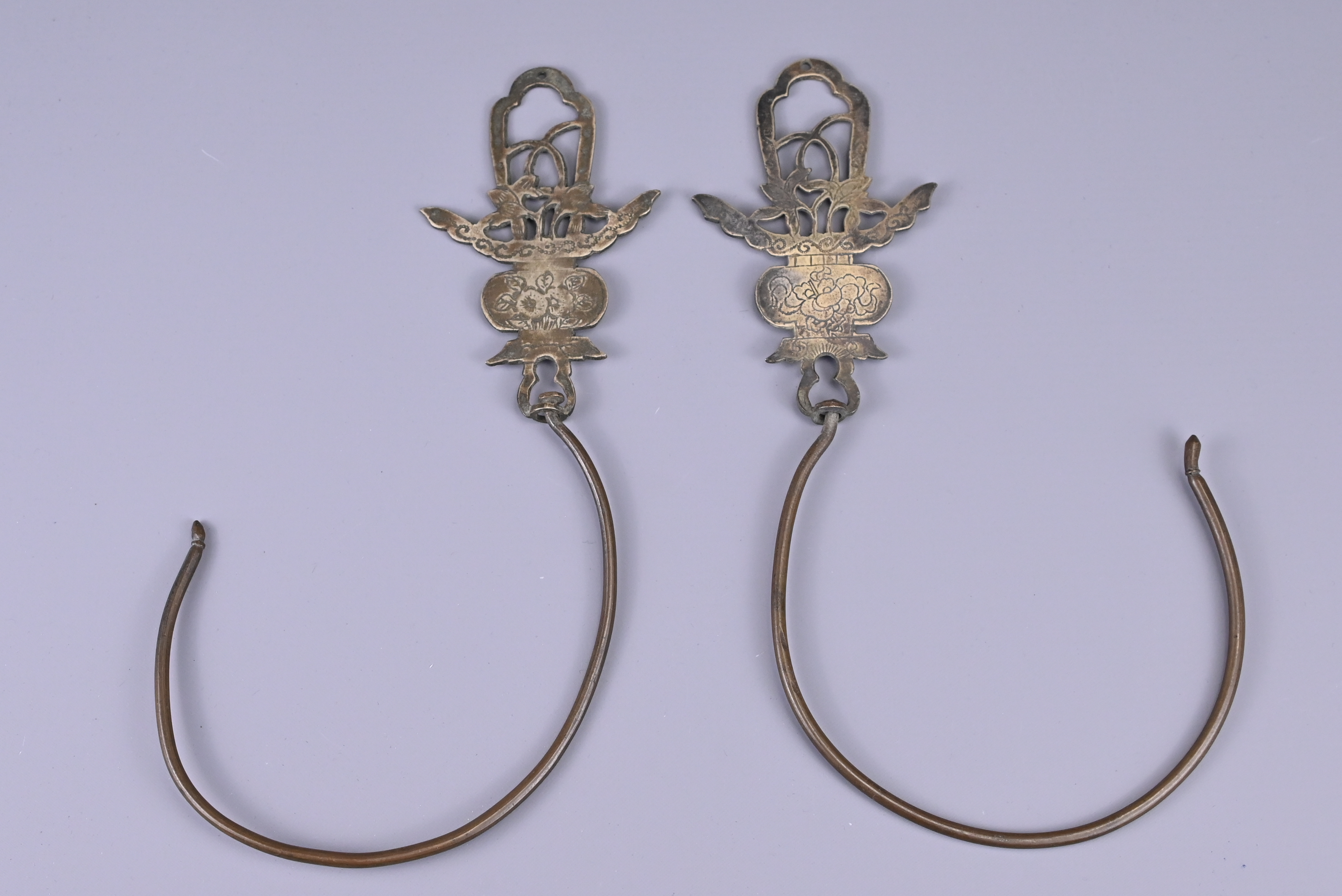 A PAIR OF CHINESE HOOKS, PROBABLY FOR BIRDCAGE, EARLY 20TH CENTURY