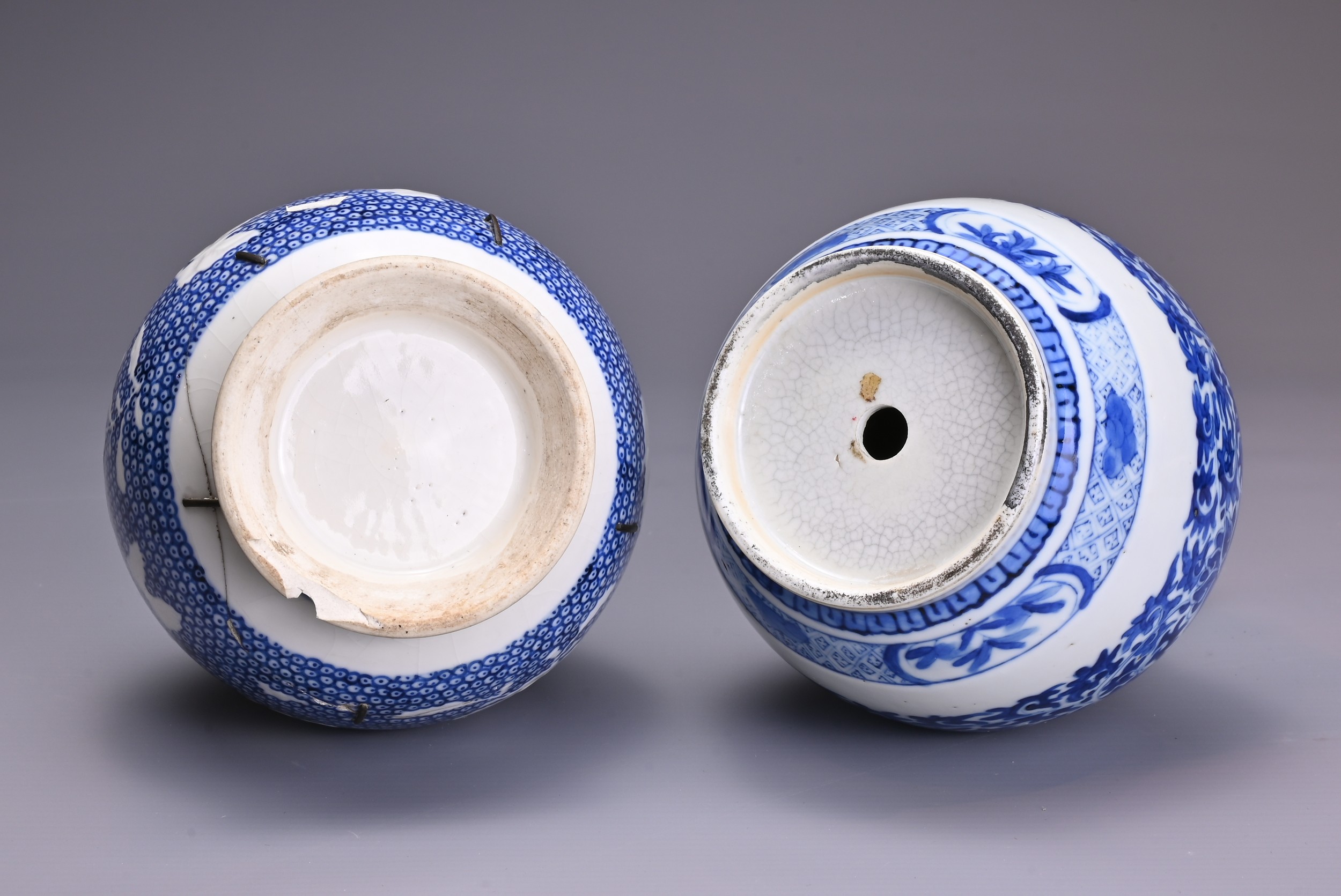 TWO CHINESE BLUE AND WHITE PORCELAIN VASES, 18/19TH CENTURY. An 18th century garlic-head bottle vase - Image 5 of 5