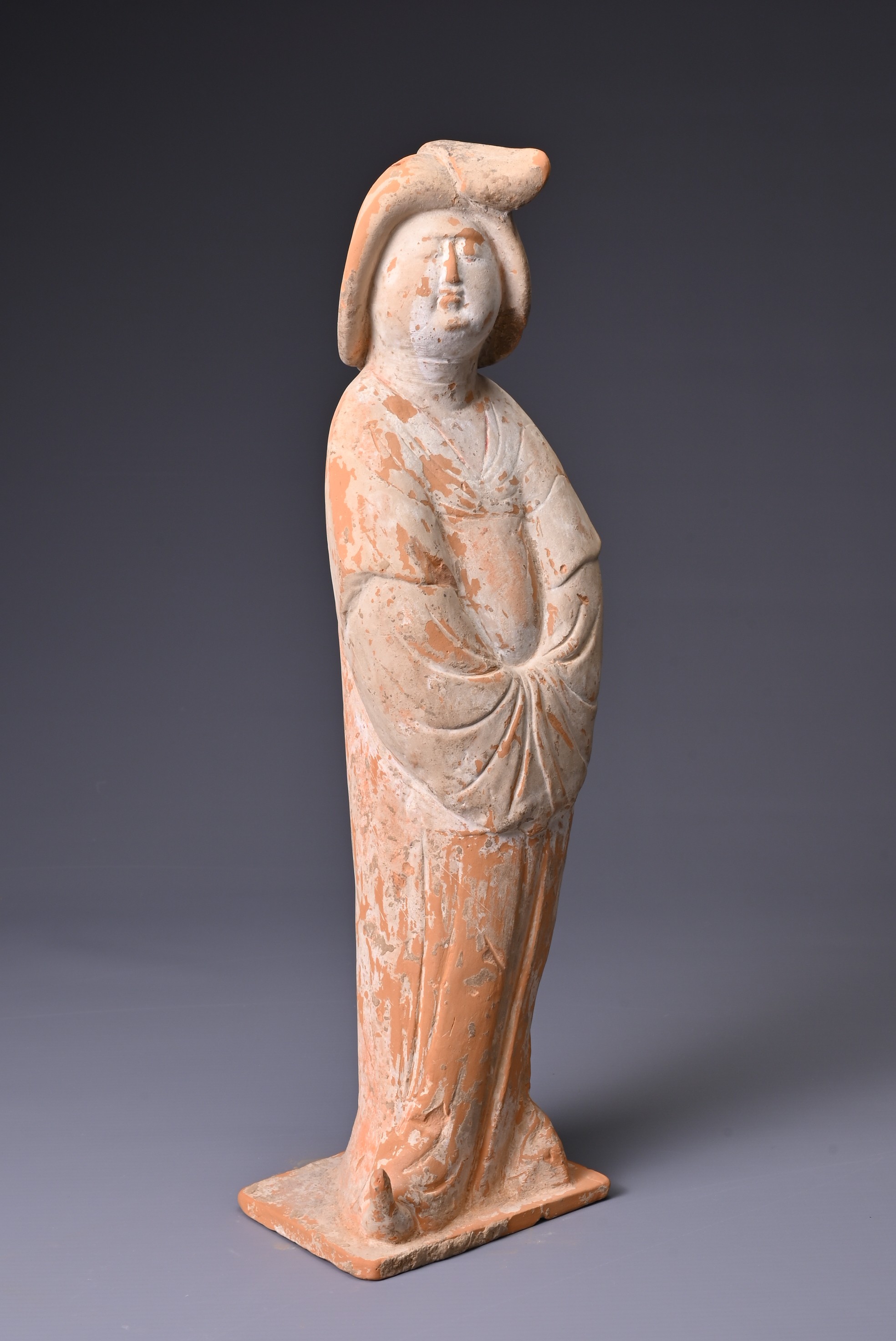 A CHINESE POTTERY FIGURE OF A COURT LADY, TANG DYNASTY (AD 618-907). Modelled wearing long flowing - Image 5 of 6