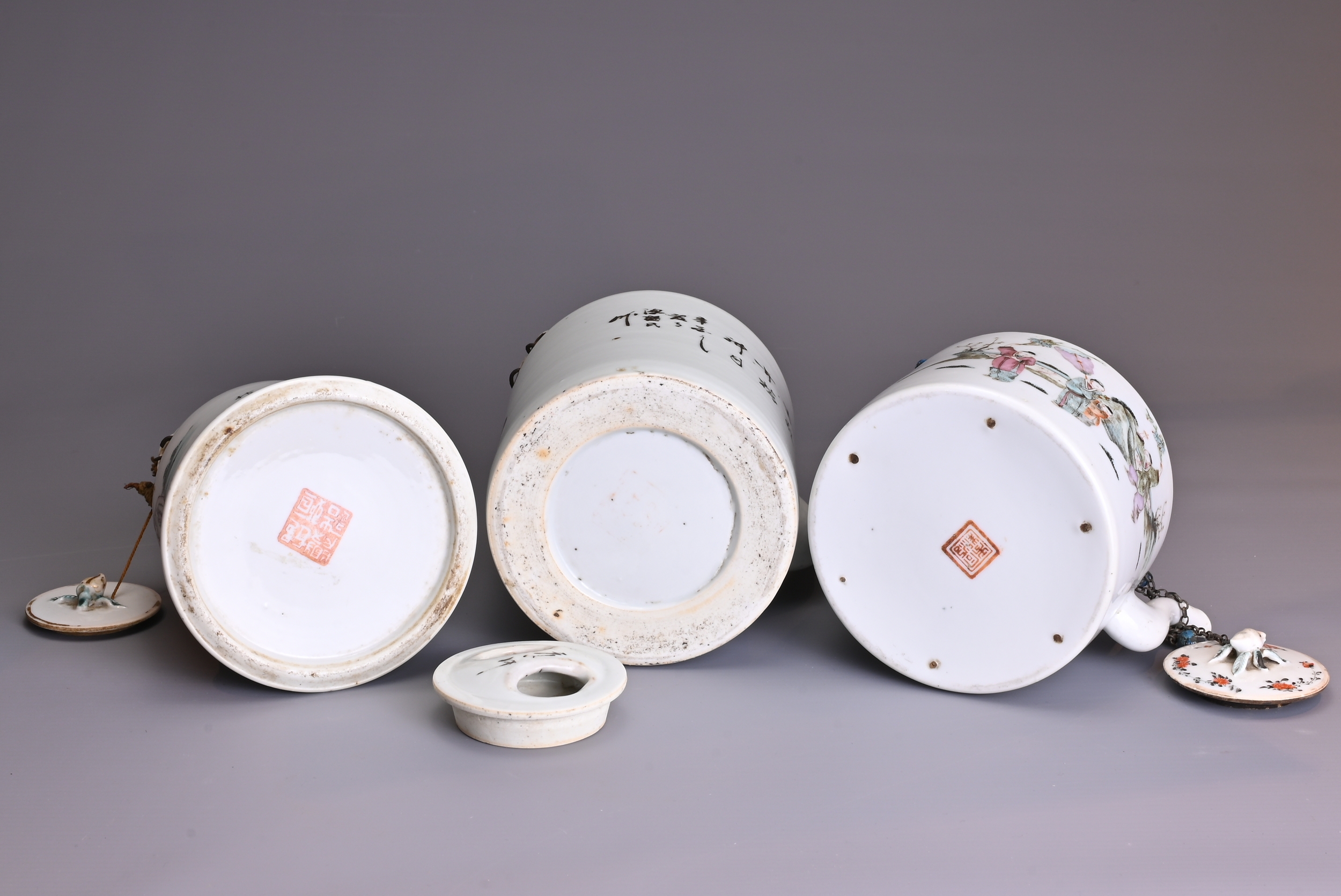 THREE CHINESE FAMILLE ROSE PORCELAIN TEA POTS, 19/20TH CENTURY. Cylindrical and bell-shaped form - Image 3 of 7
