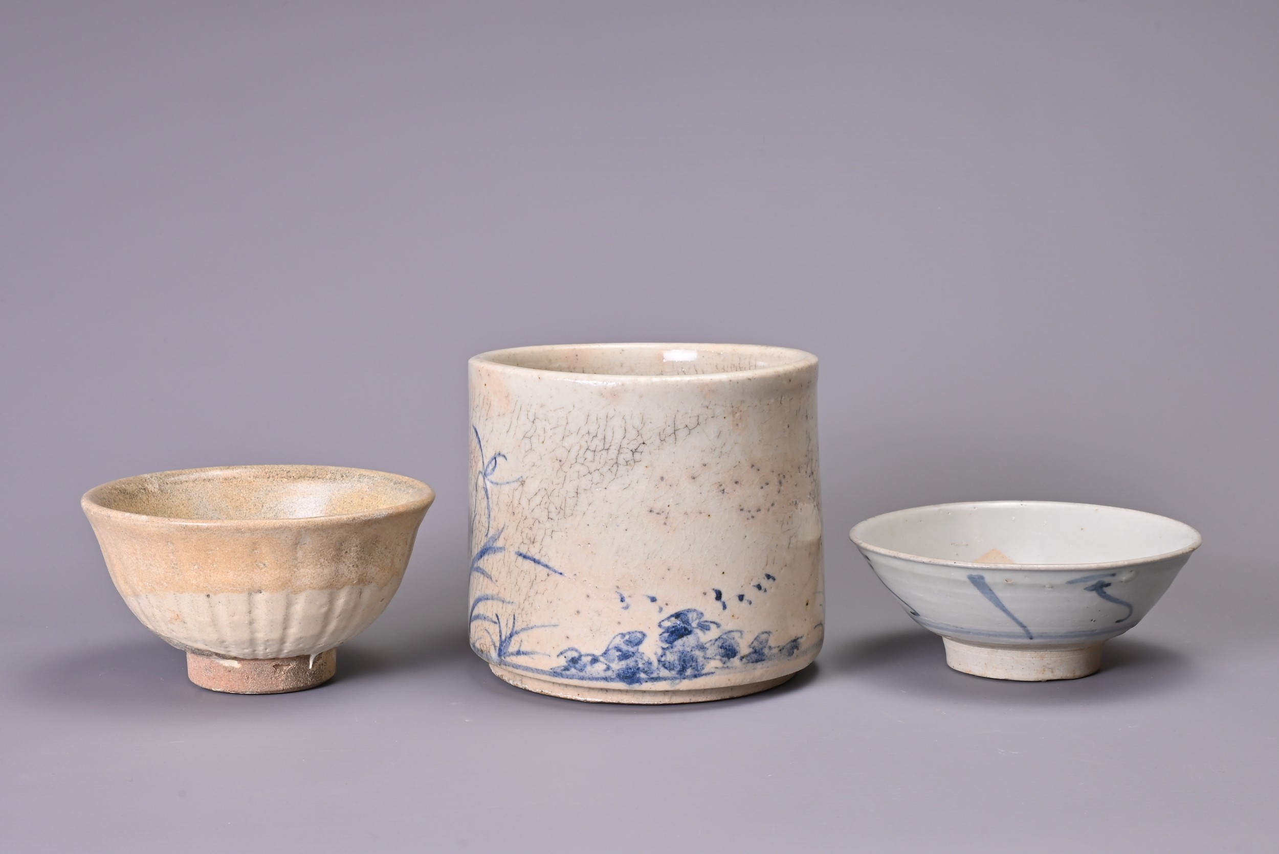FIVE CHINESE ITEMS OF POTTERY AND PORCELAIN. Comprising: a Ming Dynasty blue and white dish - Image 6 of 7
