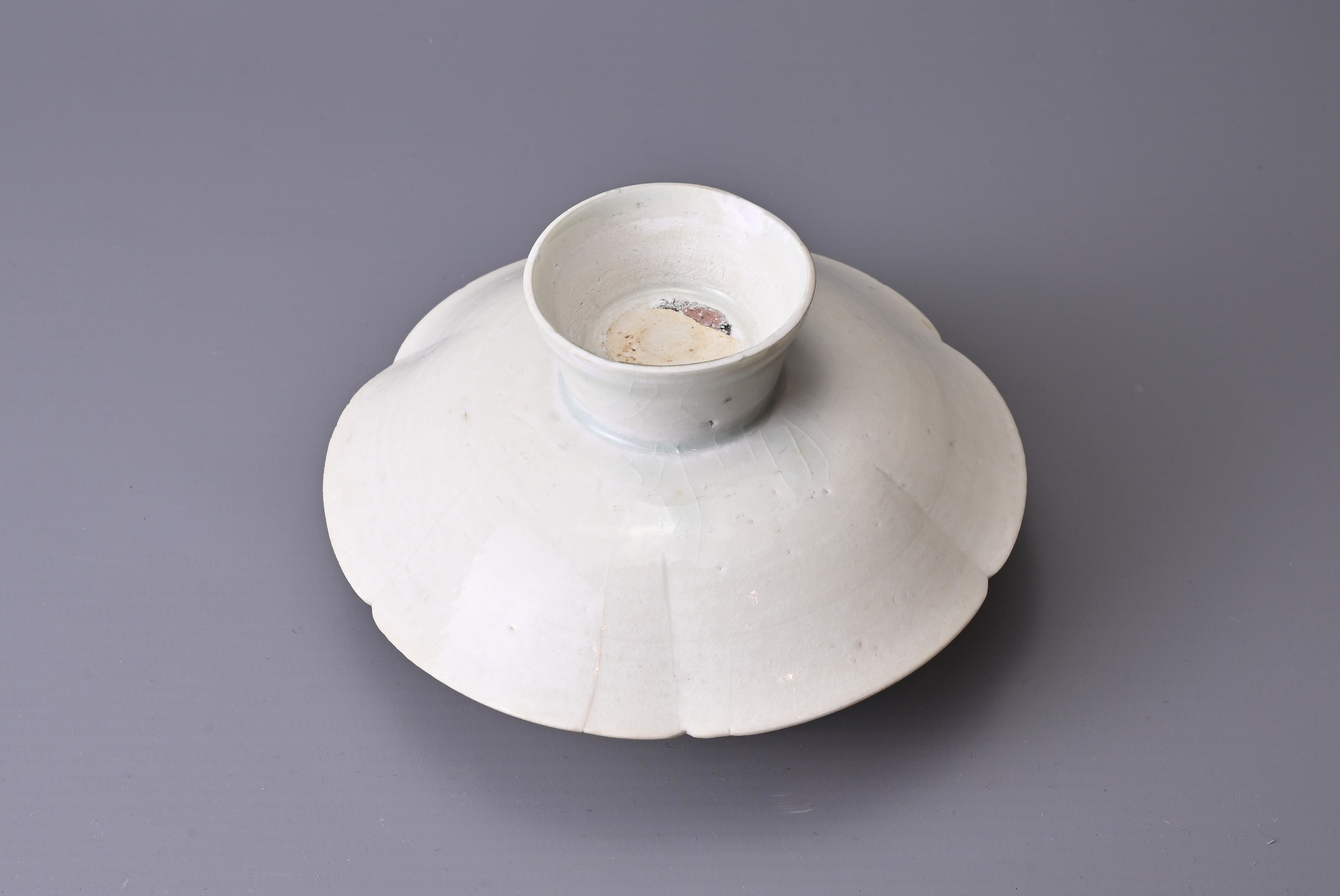 A CHINESE QINGBAI WARE CUP STAND, SONG DYNASTY (960-1279). A rounded cup top section attached to a - Image 4 of 6
