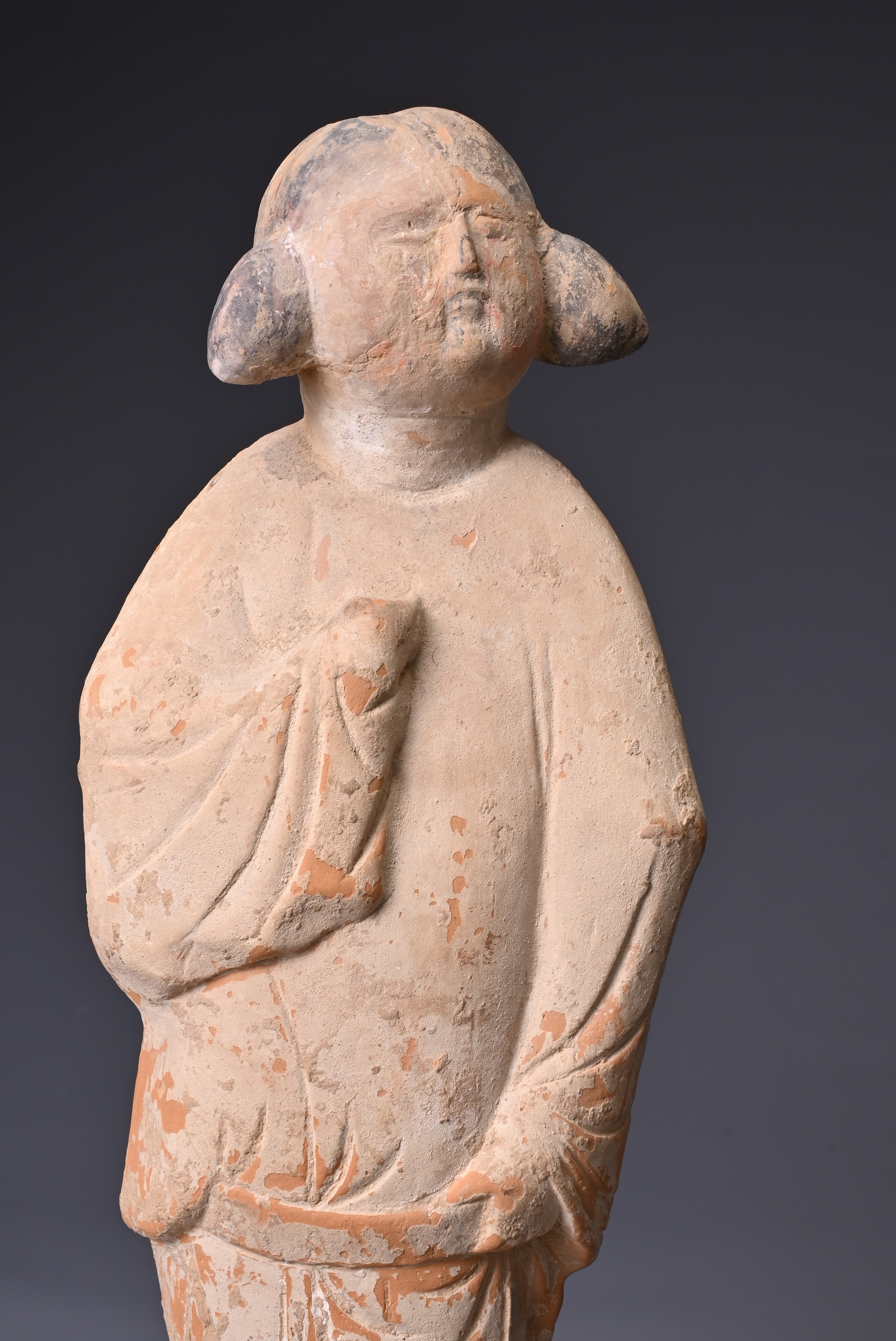 A CHINESE PAINTED POTTERY FIGURE OF COURT LADY, TANG DYNASTY (AD 618-907). Modelled standing wearing - Image 2 of 6