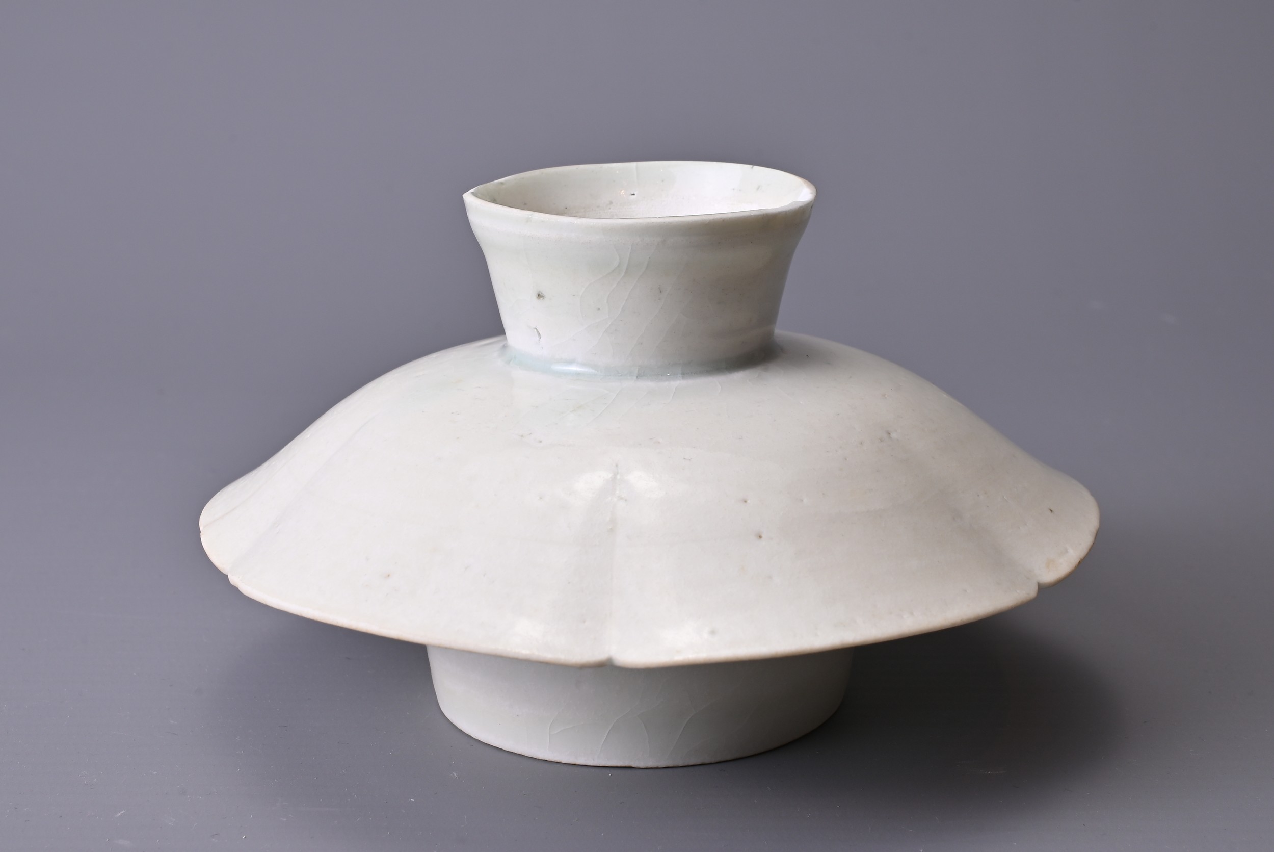 A CHINESE QINGBAI WARE CUP STAND, SONG DYNASTY (960-1279). A rounded cup top section attached to a - Image 6 of 6