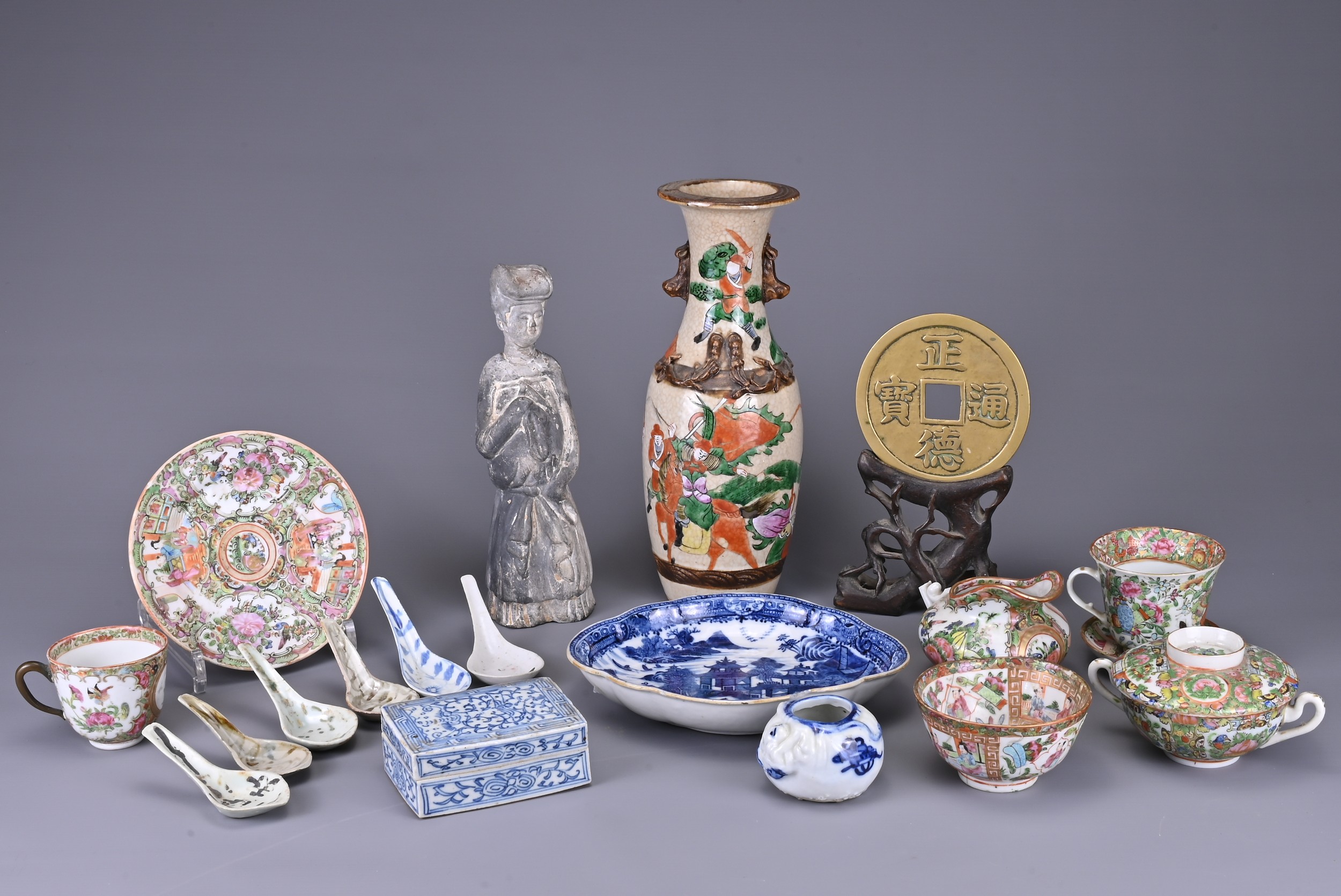 A GROUP OF CHINESE / JAPANESE ITEMS. To include a quantity of 19/20th century Cantonese famille rose