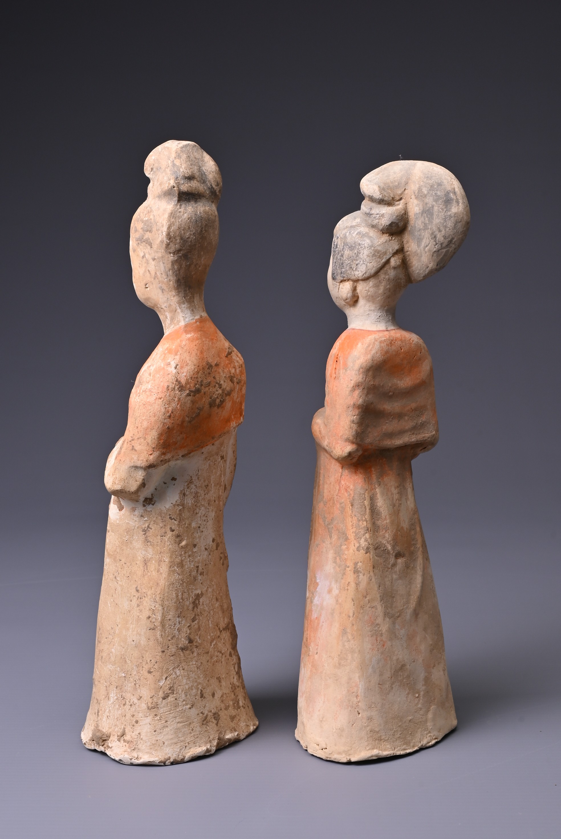TWO CHINESE PAINTED POTTERY FIGURES OF COURT LADIES, TANG DYNASTY (AD 618-907). Each modelled - Image 3 of 6